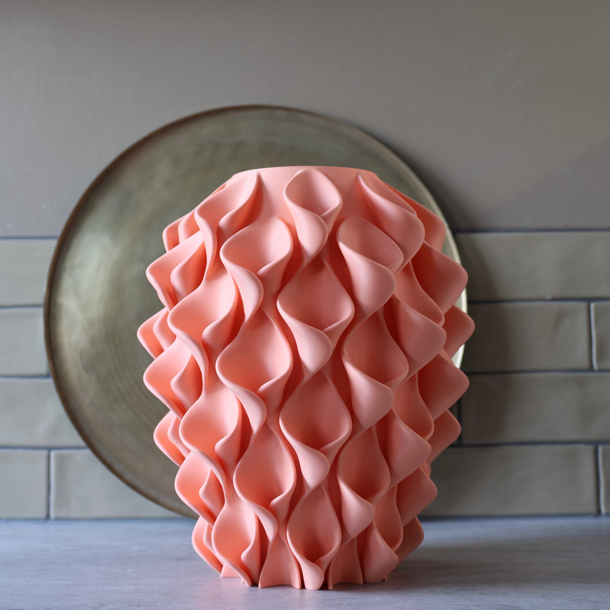 Perzik oranje coral vaas voor een gouden schaal – 3D-geprinte sculptuurvaas met golvend coralpatroon van Studio VormVezel