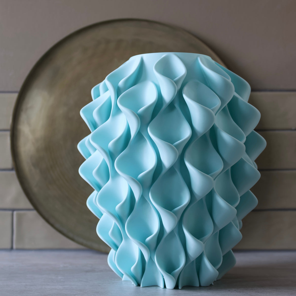 Mint groene coral vaas voor een gouden schaal – 3D-geprinte sculptuurvaas met golvend coralpatroon van Studio VormVezel