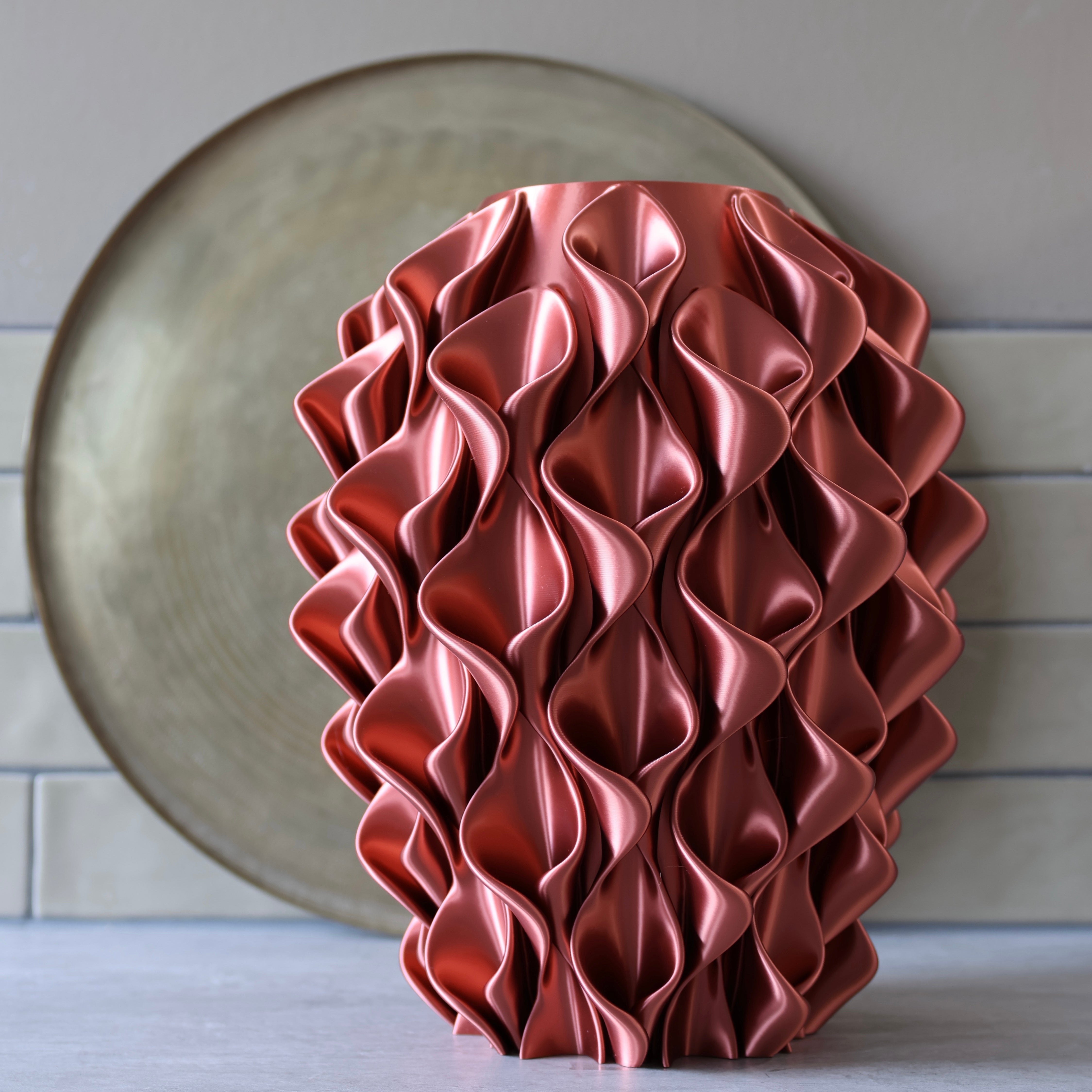 Koperkleurige coral vaas voor een gouden schaal – 3D-geprinte sculptuurvaas met golvend coralpatroon en metallic afwerking van Studio VormVezel