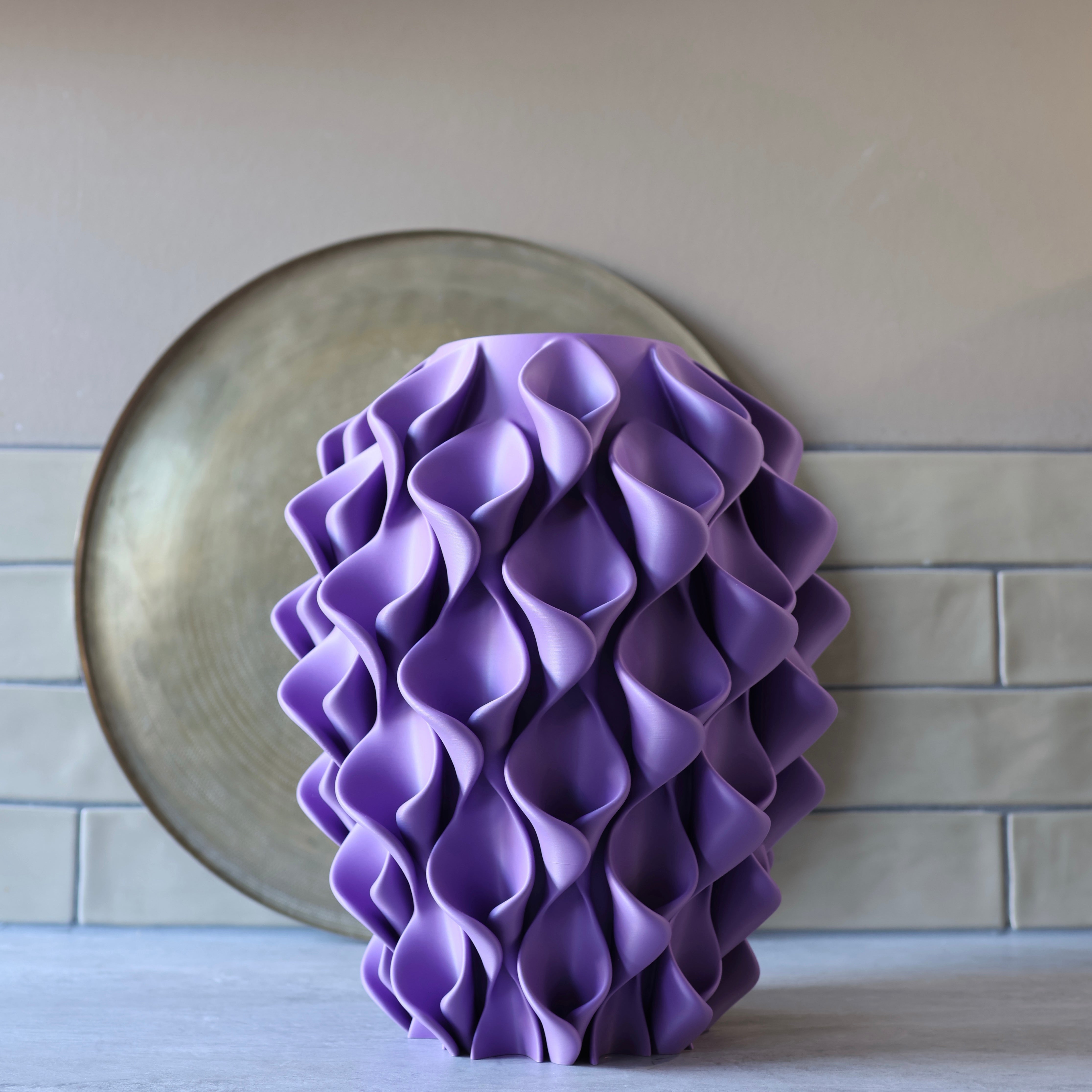 Lila coral vaas voor een gouden schaal – 3D-geprinte sculptuurvaas met golvend coralpatroon van Studio VormVezel