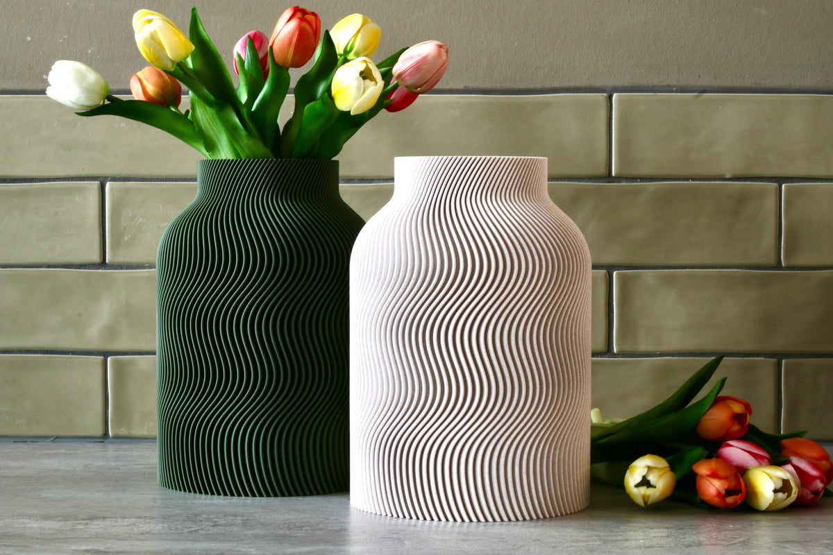 Donkergroene en beige Wavy vaas met tulpen voor een tegelmuur – 3D-geprinte designvazen van Studio VormVezel