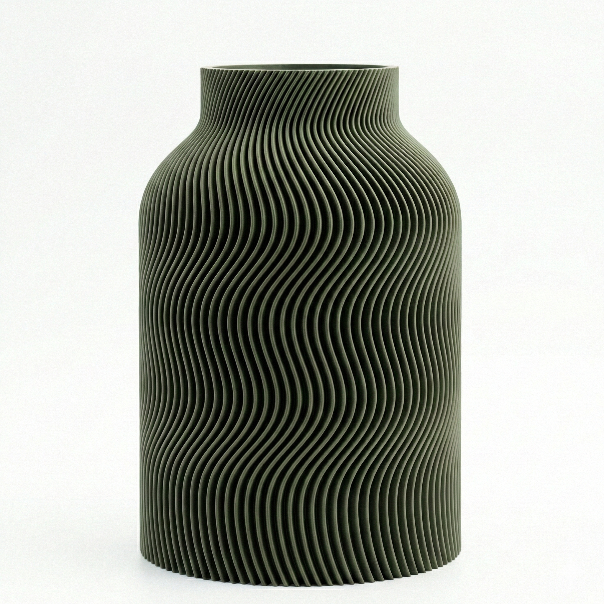 Wavy vaas in olijfgroen – 3D-geprinte designvaas met fijn golvend lijnenspel, geschikt voor verse bloemen van Studio VormVezel
