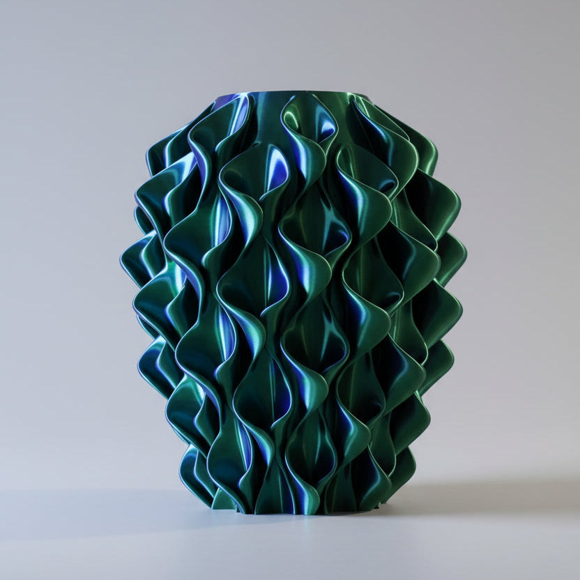 Coral vaas in groen, blauw en rood kleurverloop – 3D-geprint designobject met golvend coralpatroon en metallic kleurovergang van Studio VormVezel