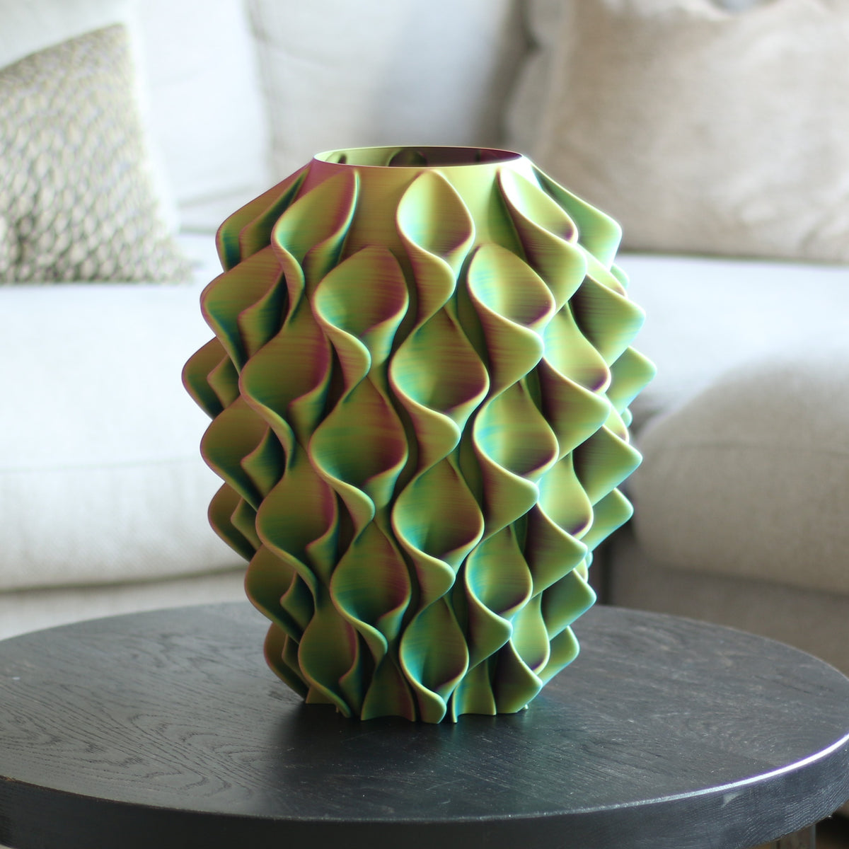 Geel-groene coral vaas op bijzettafel in woonkamer – close-up van 3D-geprint golvend coralpatroon van Studio VormVezel