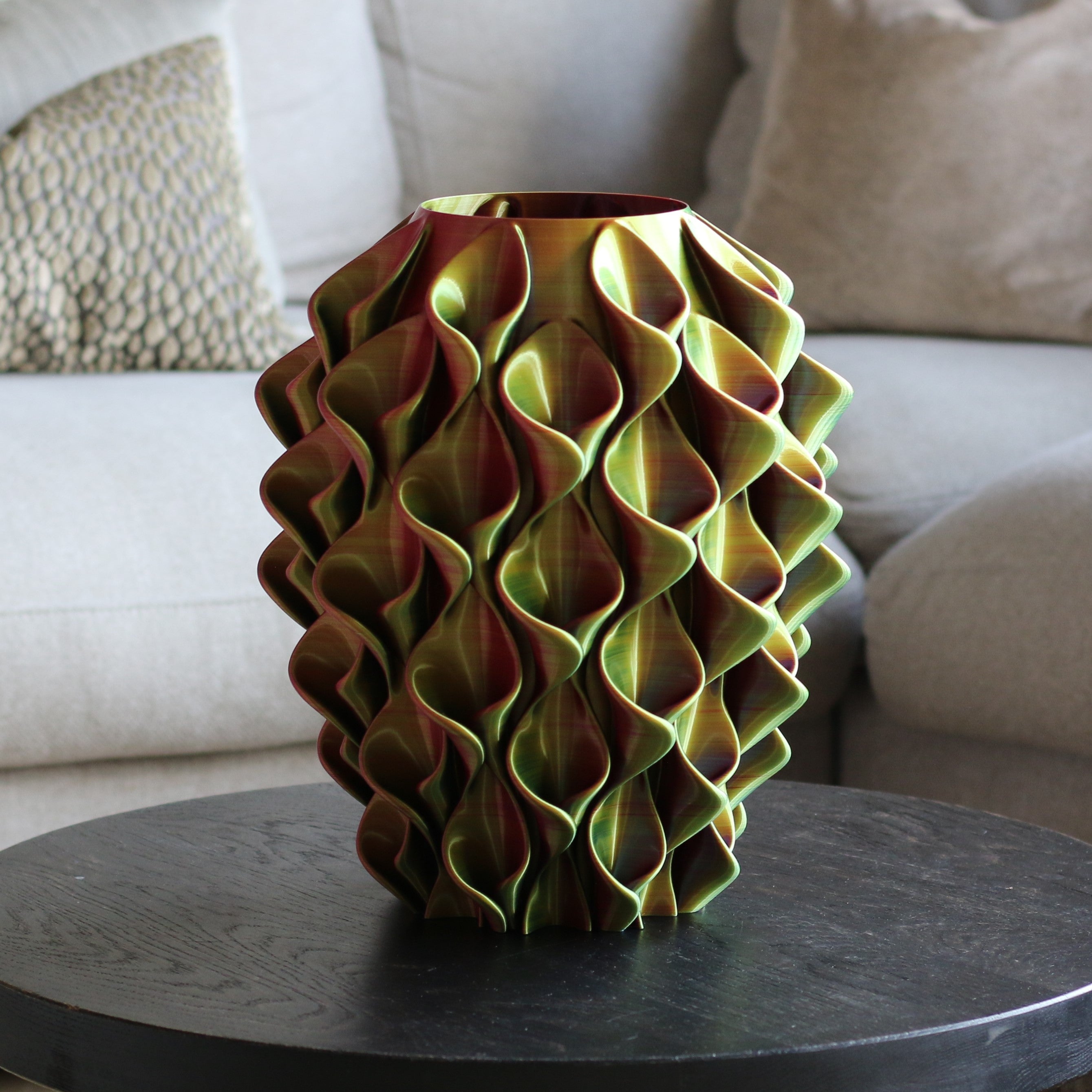 Coral vaas in geel-groen-rood kleurverloop op een donkere bijzettafel – 3D-geprinte designvaas met coralpatroon en kleurovergang van Studio VormVezel