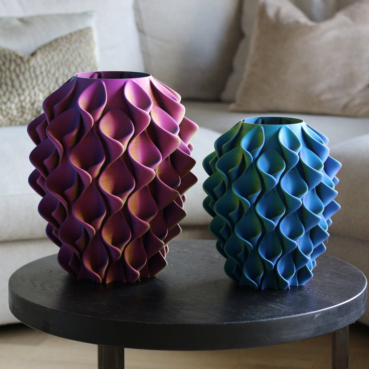 Paars-gele en blauw-groene coral vaas naast elkaar op bijzettafel – 3D-geprinte designvazen met coralpatroon van Studio VormVezel
