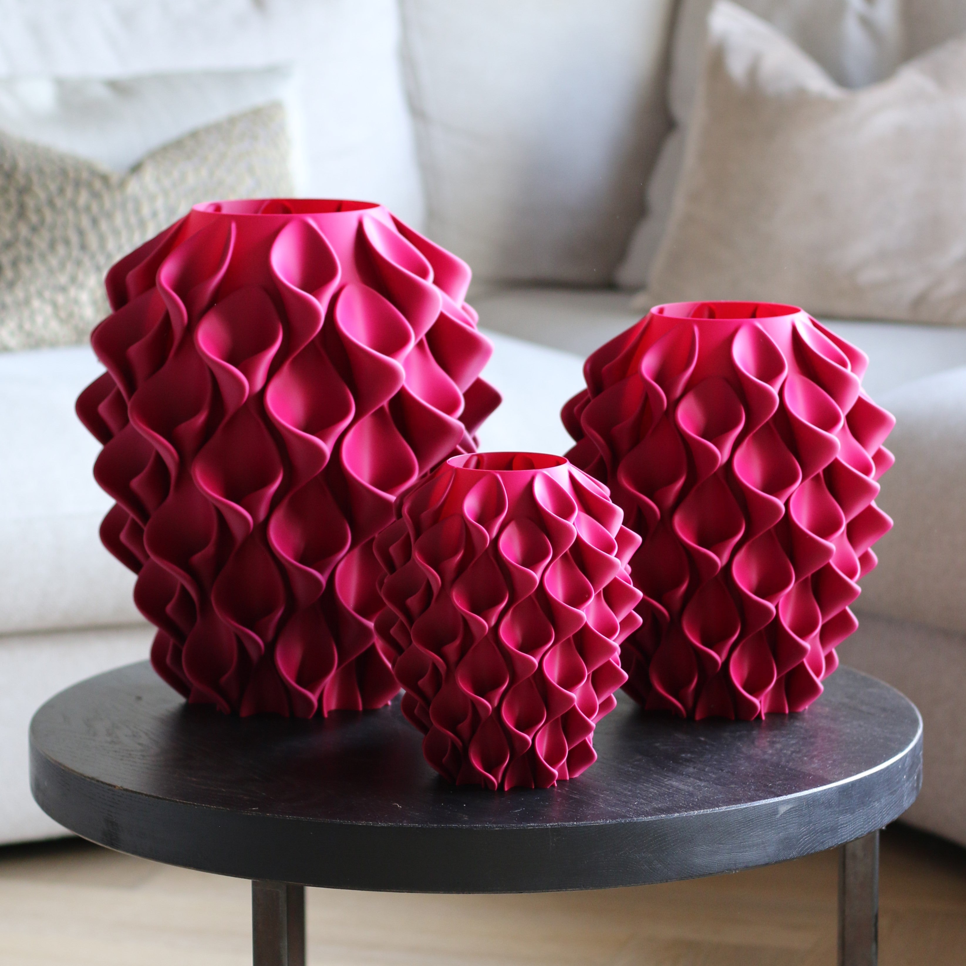 Drie pruimrode coral vazen in verschillende maten op bijzettafel – 3D-geprinte designvazen van Studio VormVezel