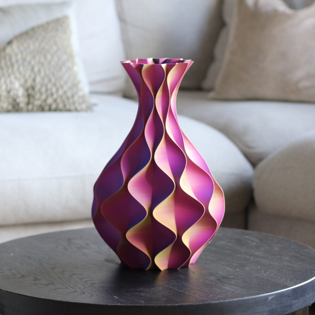 Paarse en roze kant van de schelp vaas op bijzettafel – 3D-geprinte designvaas met golvend kleurverloop van Studio VormVezel