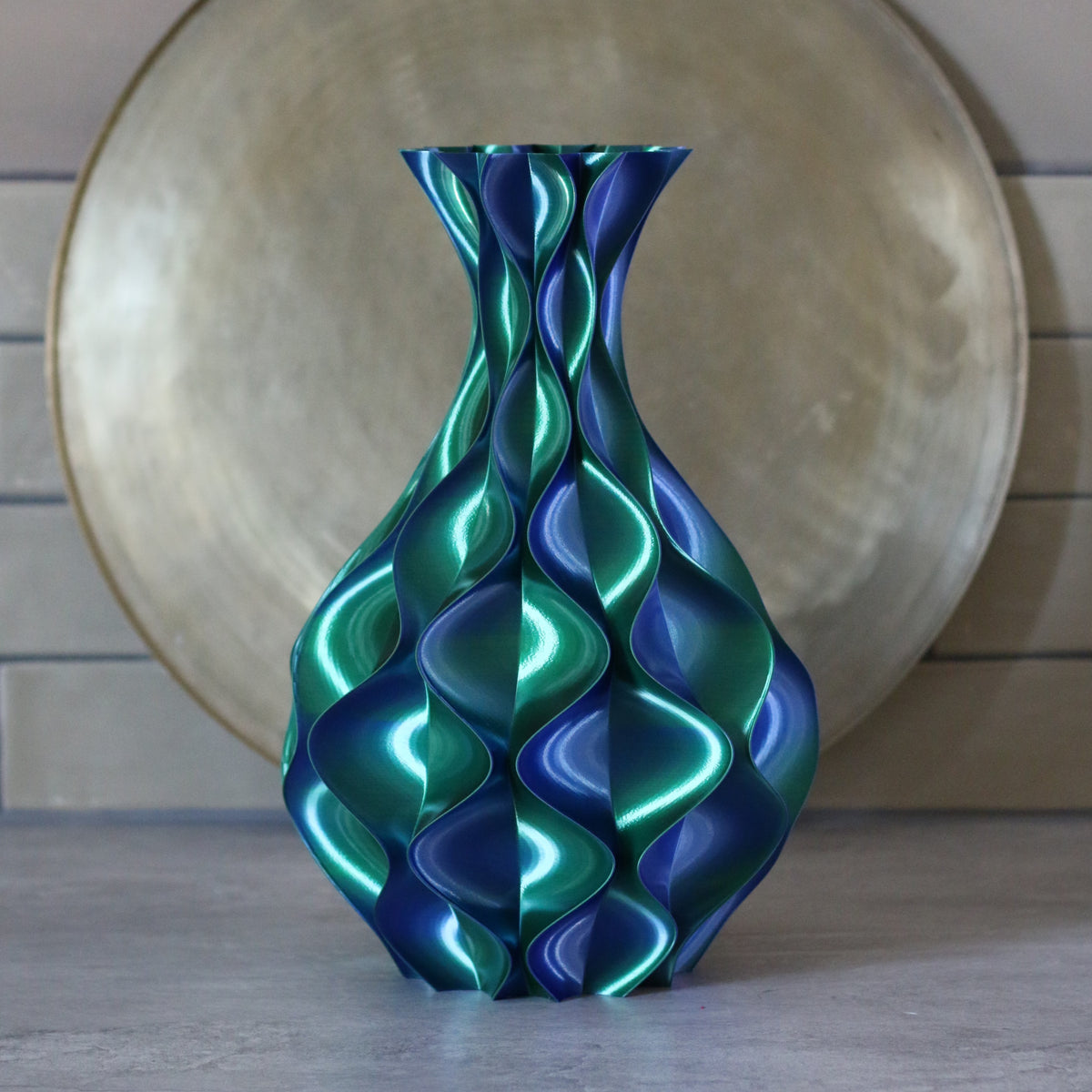 Groen-blauwe schelp vaas voor een gouden schaal – 3D-geprinte sculptuurvaas met schelppatroon en metallic kleurverloop van Studio VormVezel