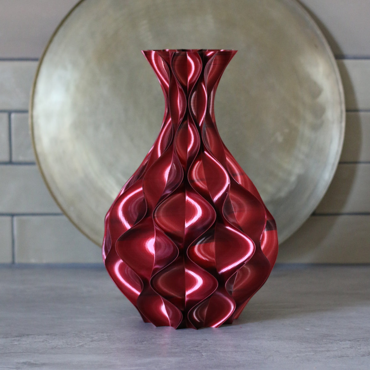 Rode schelp vaas voor gouden schaal op stenen ondergrond – 3D-geprinte sculptuurvaas met organisch kleurpatroon van Studio VormVezel