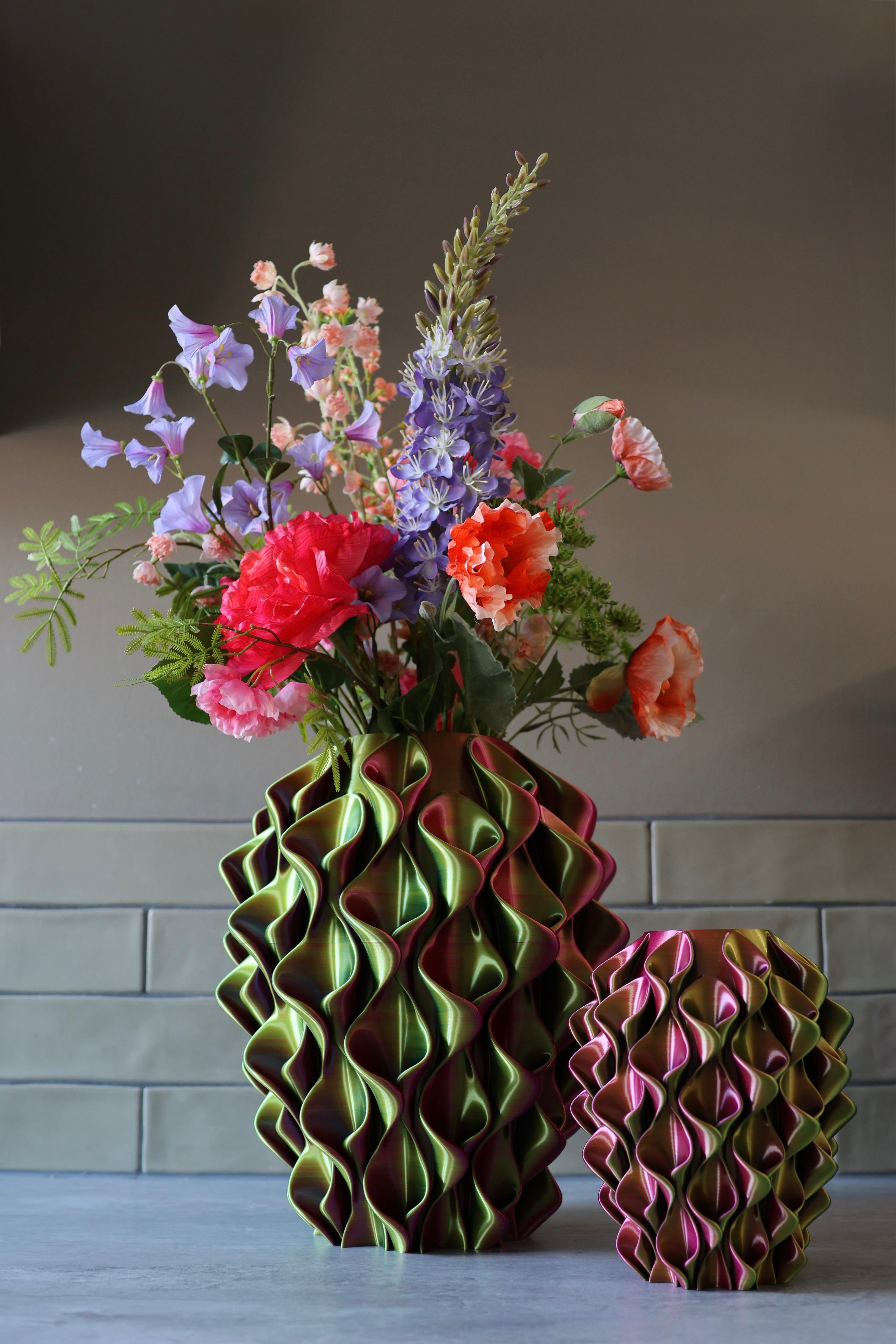 Twee meerkleurige coral vazen met verse bloemen – grote groen-gele en kleine paars-roze 3D-geprinte designvazen met coralpatroon van Studio VormVezel