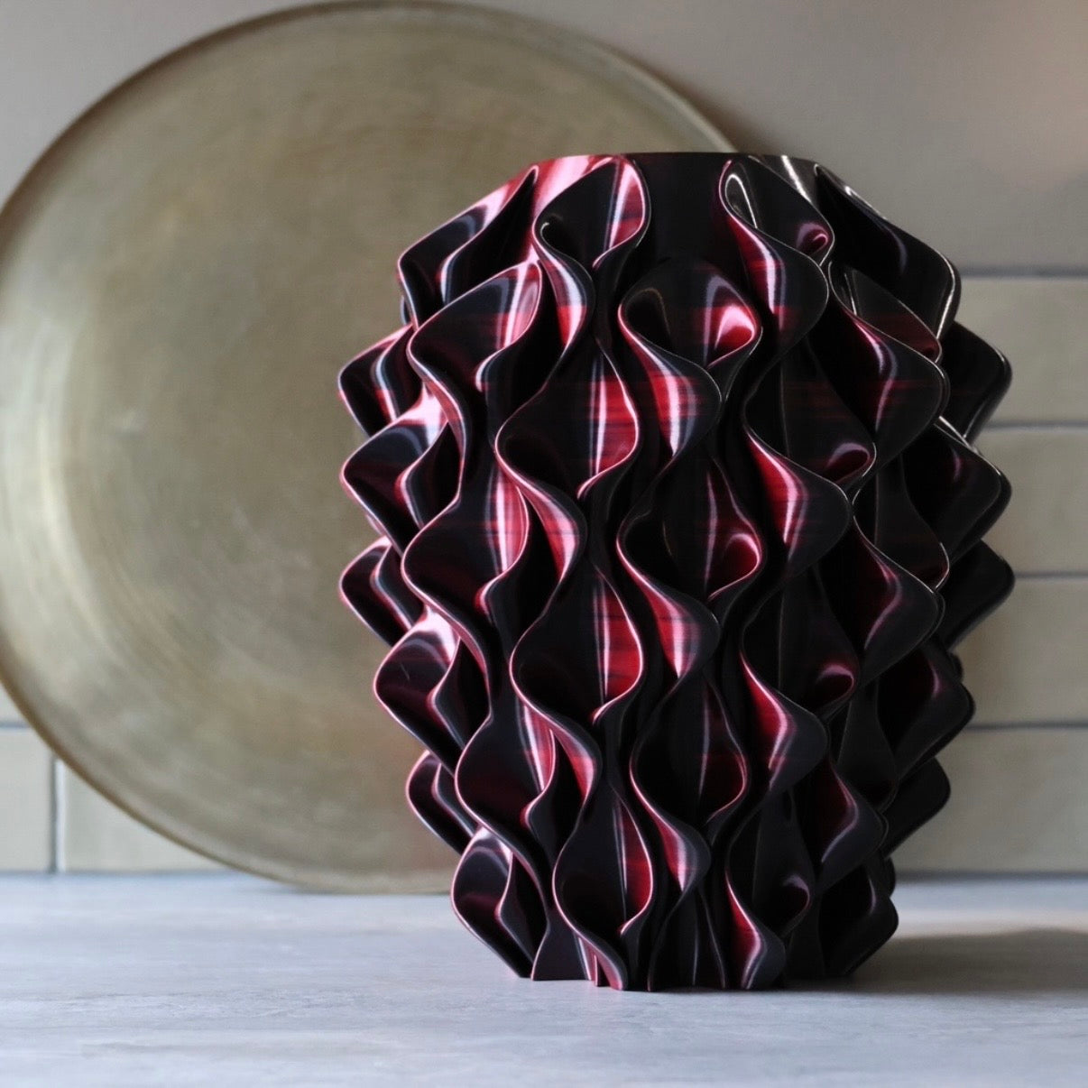 Zwart-rode coral vaas voor gouden schaal – 3D-geprinte designvaas met kleurverloop van Studio VormVezel