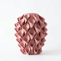 Coral vaas in oud roze op witte achtergrond – 3D-geprint designobject met golvend coralpatroon, gerecycled PLA kunststof van Studio VormVezel
