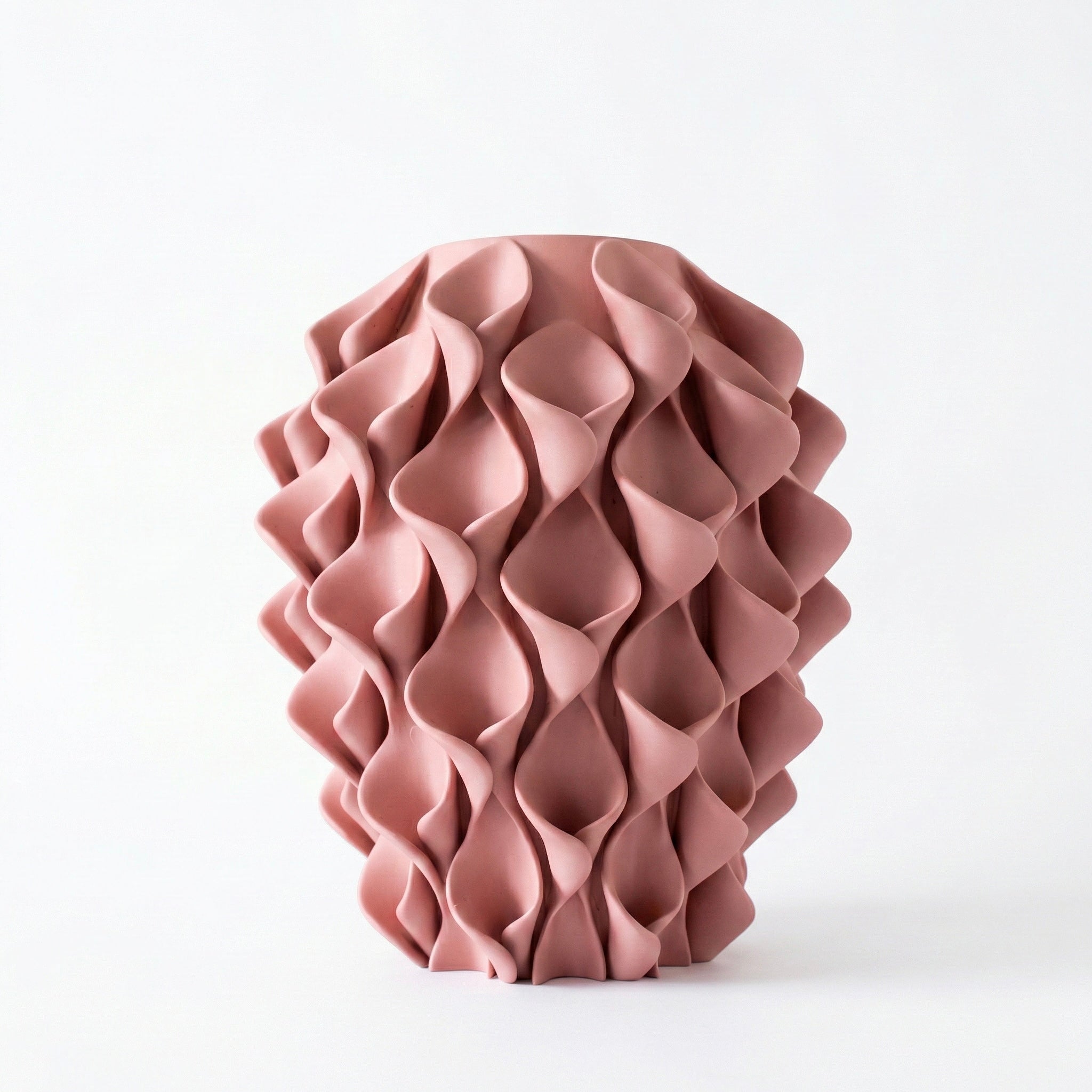 Coral vaas in oud roze op witte achtergrond – 3D-geprint designobject met golvend coralpatroon, gerecycled PLA kunststof van Studio VormVezel
