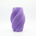Swirl vaas in lila op witte achtergrond – 3D-geprinte designvaas met diagonaal spiraalpatroon en zachte matte afwerking van Studio VormVezel
