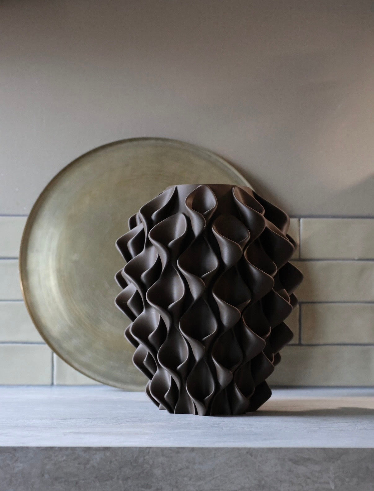Chocoladebruine coral vaas voor een gouden schaal – 3D-geprinte sculptuurvaas met golvend coralpatroon van Studio VormVezel