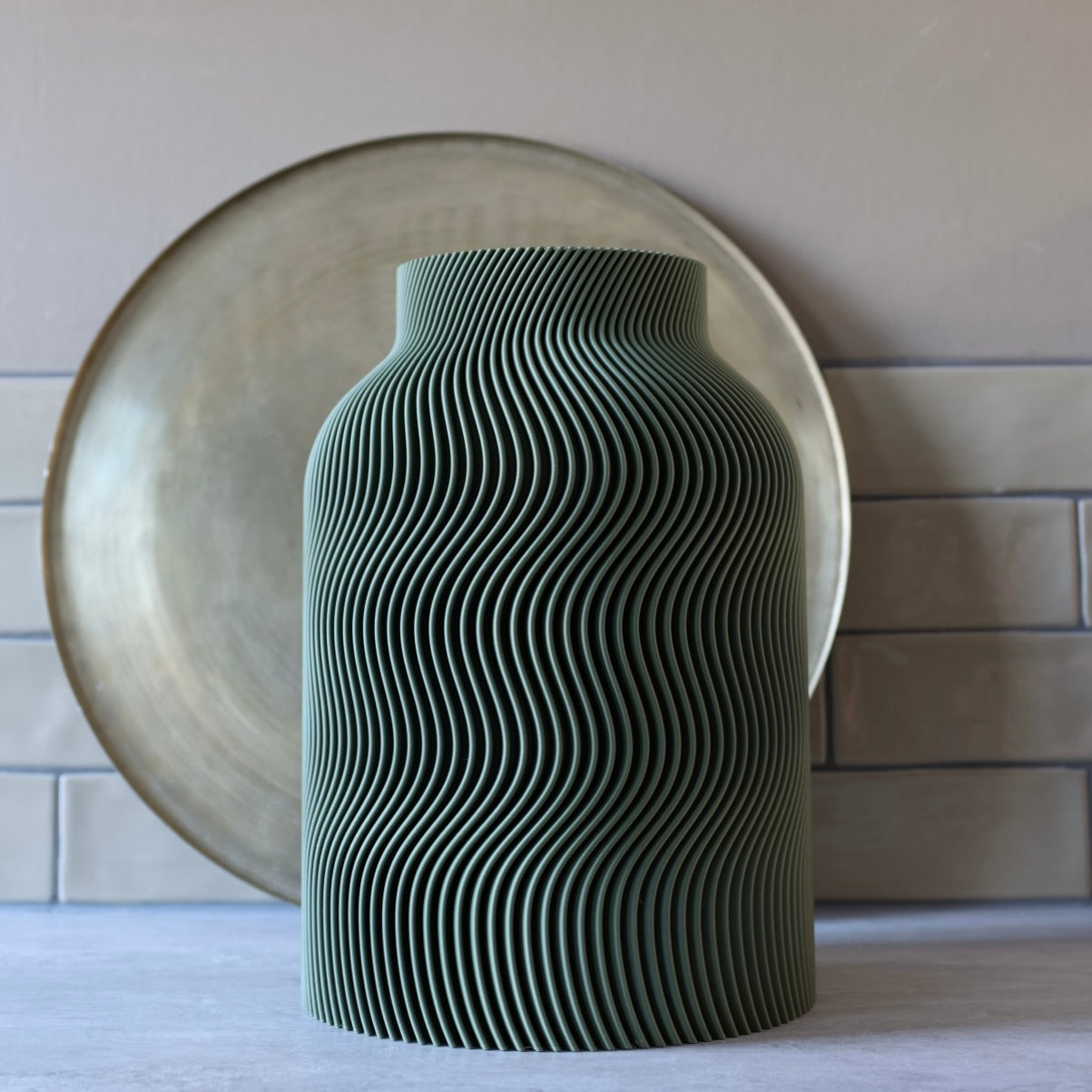 Olijfgroene Wavy vaas voor een gouden schaal – 3D-geprinte designvaas met fijn golvend lijnenspel van Studio VormVezel