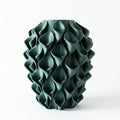 Coral vaas in leger groen op witte achtergrond – 3D-geprint designobject met golvend coralpatroon, gerecycled PLA kunststof van Studio VormVezel