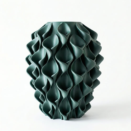 Coral vaas in leger groen op witte achtergrond – 3D-geprint designobject met golvend coralpatroon, gerecycled PLA kunststof van Studio VormVezel