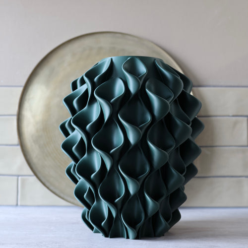 Leger groene coral vaas voor een gouden schaal – 3D-geprinte sculptuurvaas met golvend coralpatroon van Studio VormVezel