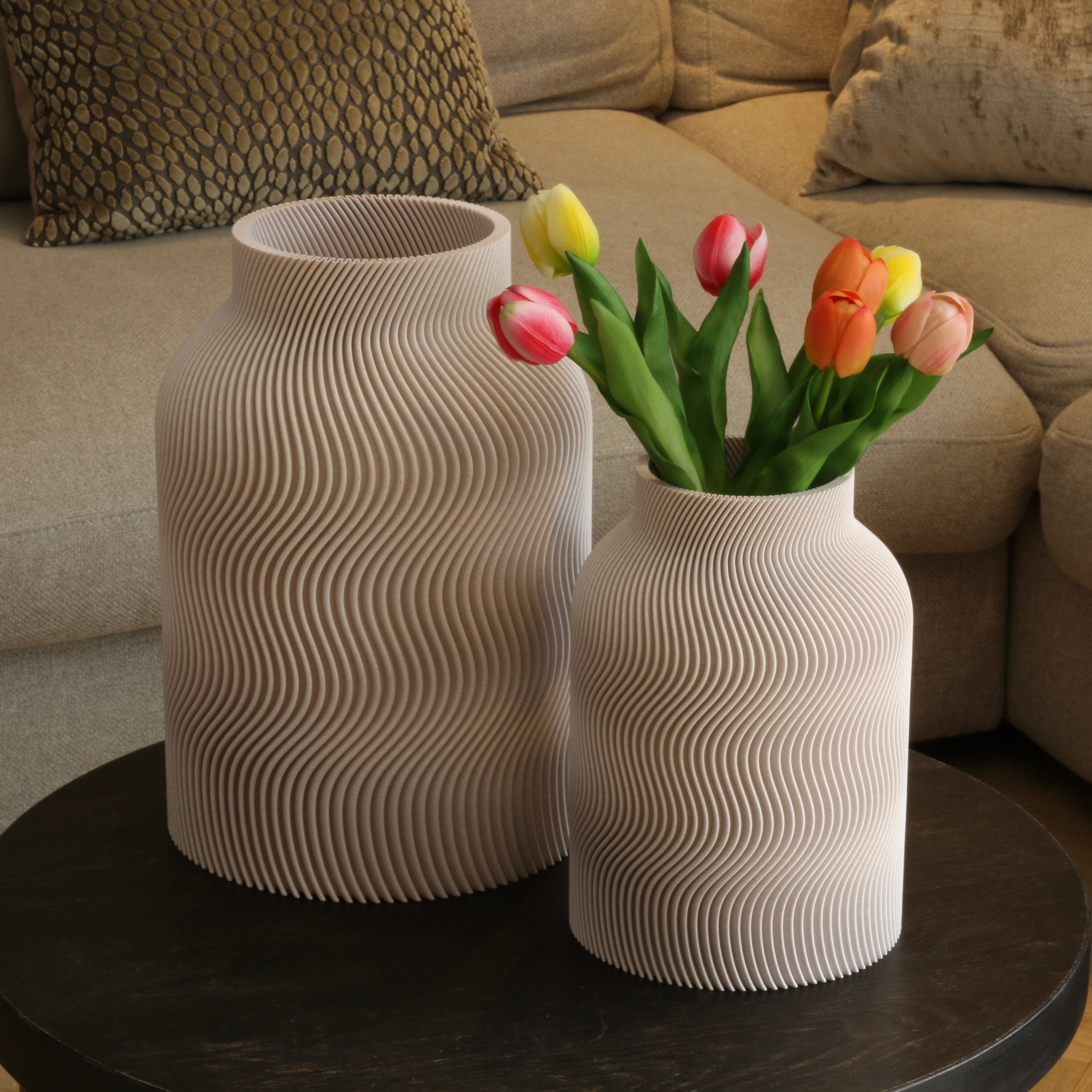 Twee beige Wavy vazen met verse tulpen op bijzettafel in woonkamer – 3D-geprinte designvazen van Studio VormVezel