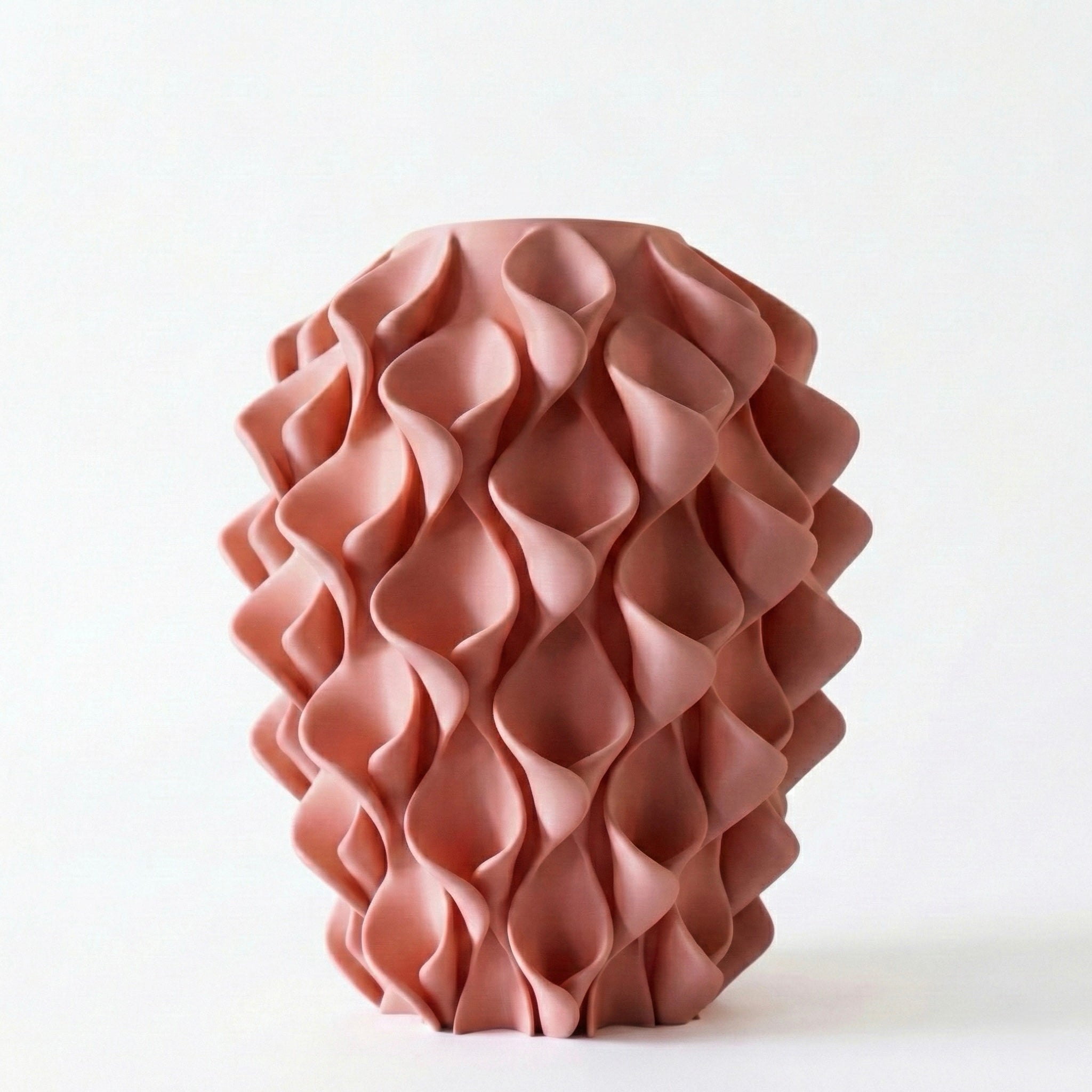 Coral vaas in perzik oranje op witte achtergrond – 3D-geprint designobject met golvend coralpatroon, gerecycled PLA kunststof van Studio VormVezel