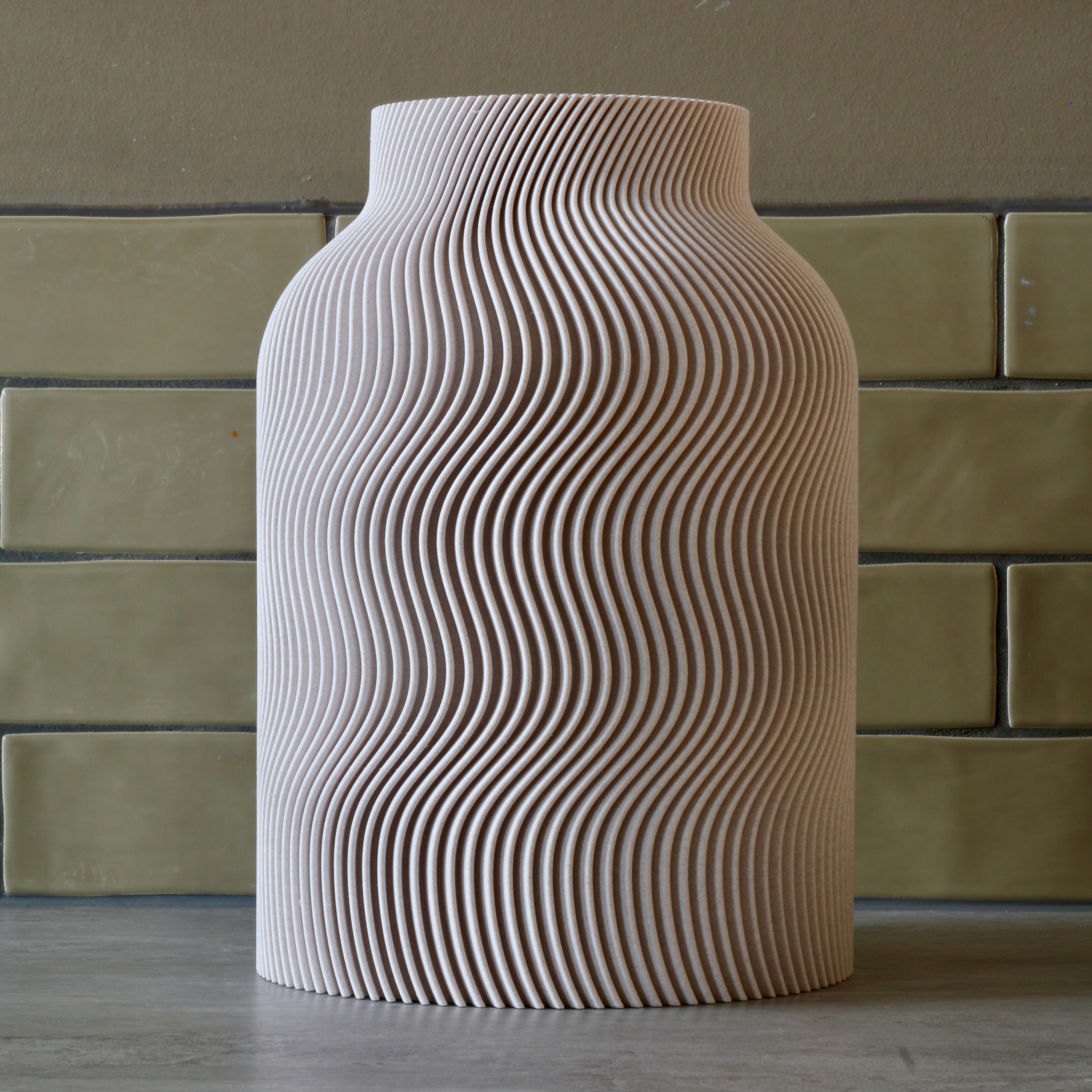 Beige Wavy vaas voor tegelmuur – 3D-geprinte designvaas met sculpturaal golvend lijnenspel van Studio VormVezel