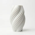 Swirl vaas in marmer wit op witte achtergrond – 3D-geprinte designvaas met diagonaal spiraalpatroon en zachte matte afwerking van Studio VormVezel