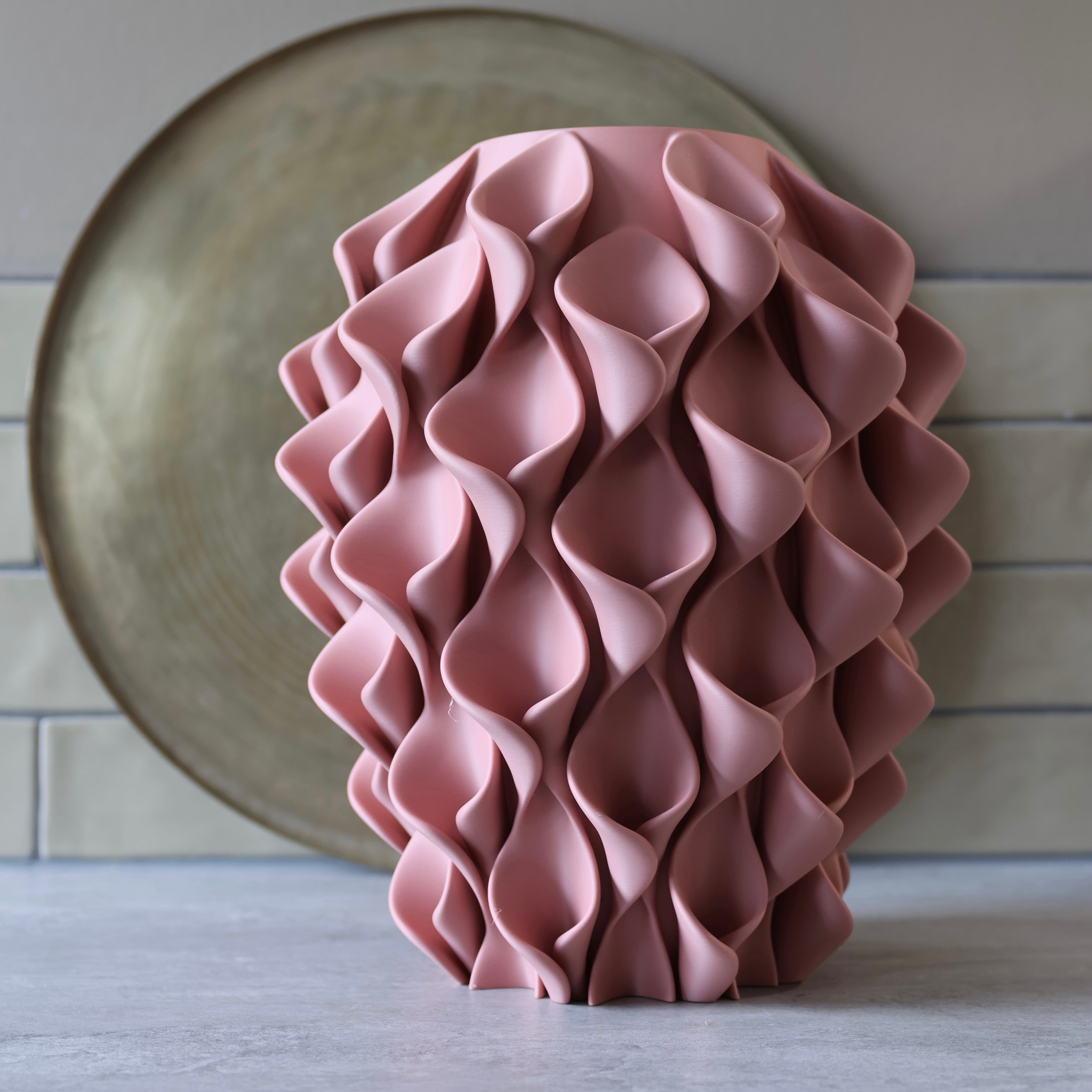 Oud roze coral vaas voor een gouden schaal – 3D-geprinte sculptuurvaas met golvend coralpatroon van Studio VormVezel