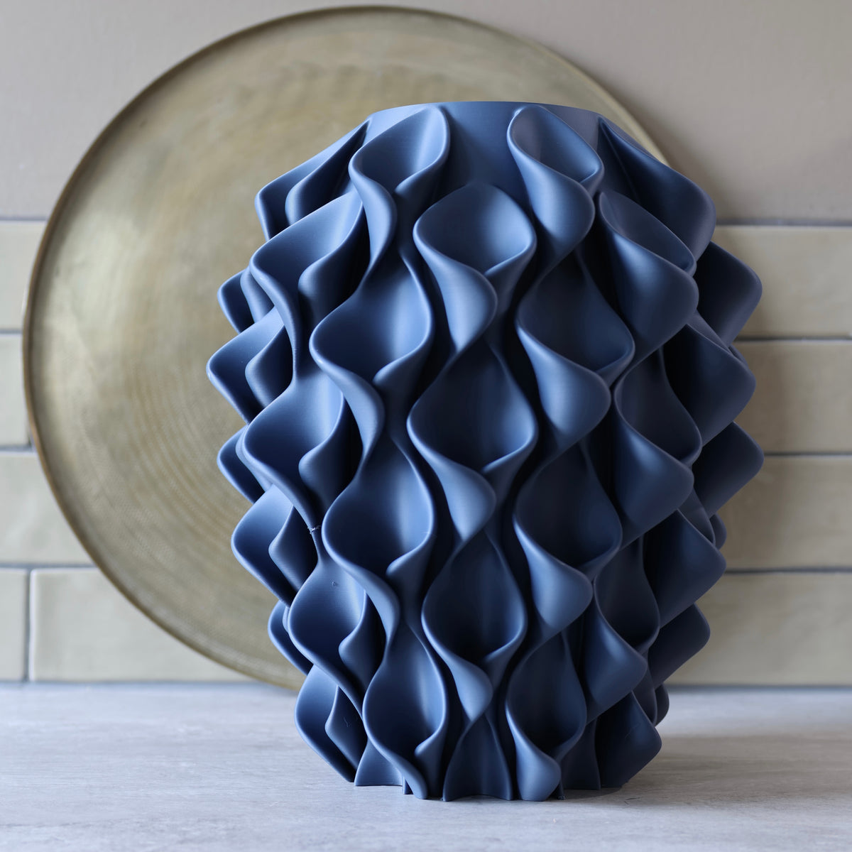 Marine blauwe coral vaas voor een gouden schaal – 3D-geprinte sculptuurvaas met golvend coralpatroon van Studio VormVezel
