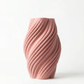 Swirl vaas in oud roze op witte achtergrond – 3D-geprinte designvaas met diagonaal spiraalpatroon en zachte matte afwerking van Studio VormVezel