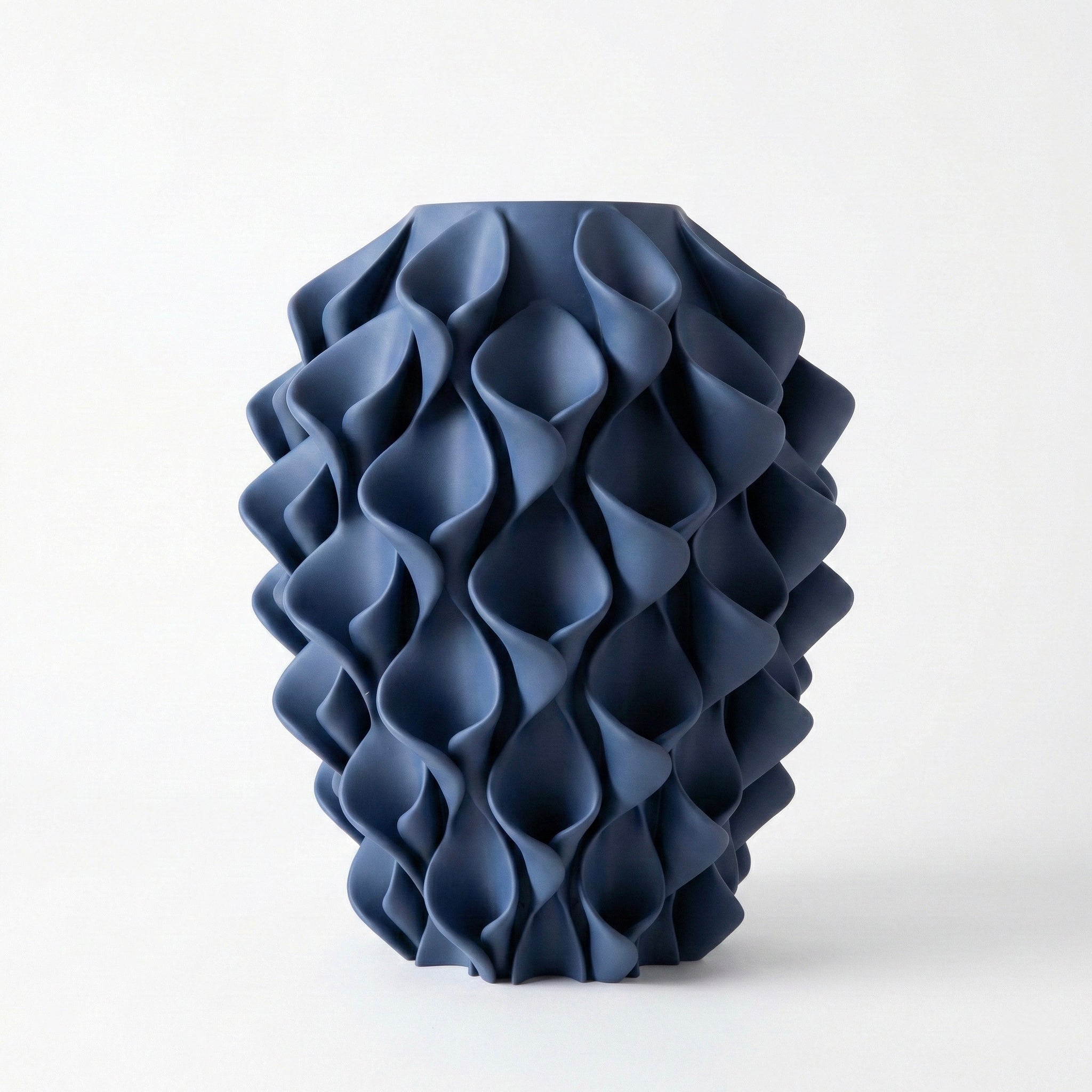 Coral vaas in marine blauw op witte achtergrond – 3D-geprint designobject met golvend coralpatroon, gerecycled PLA kunststof van Studio VormVezel
