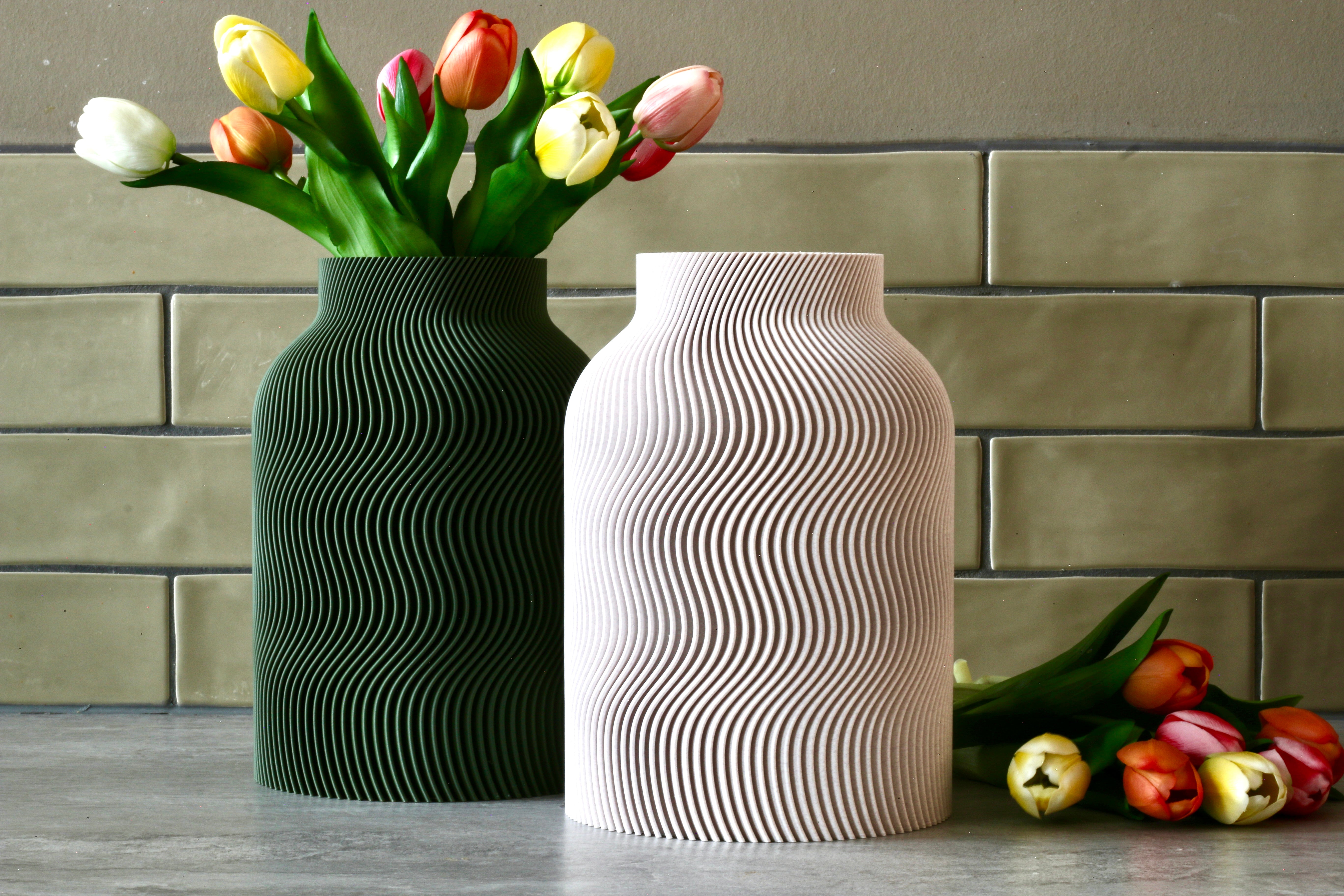 Donkergroene en beige Wavy vaas met tulpen voor een tegelmuur – 3D-geprinte designvazen van Studio VormVezel