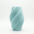 Swirl vaas in mint groen op witte achtergrond – 3D-geprinte designvaas met diagonaal spiraalpatroon en zachte matte afwerking van Studio VormVezel