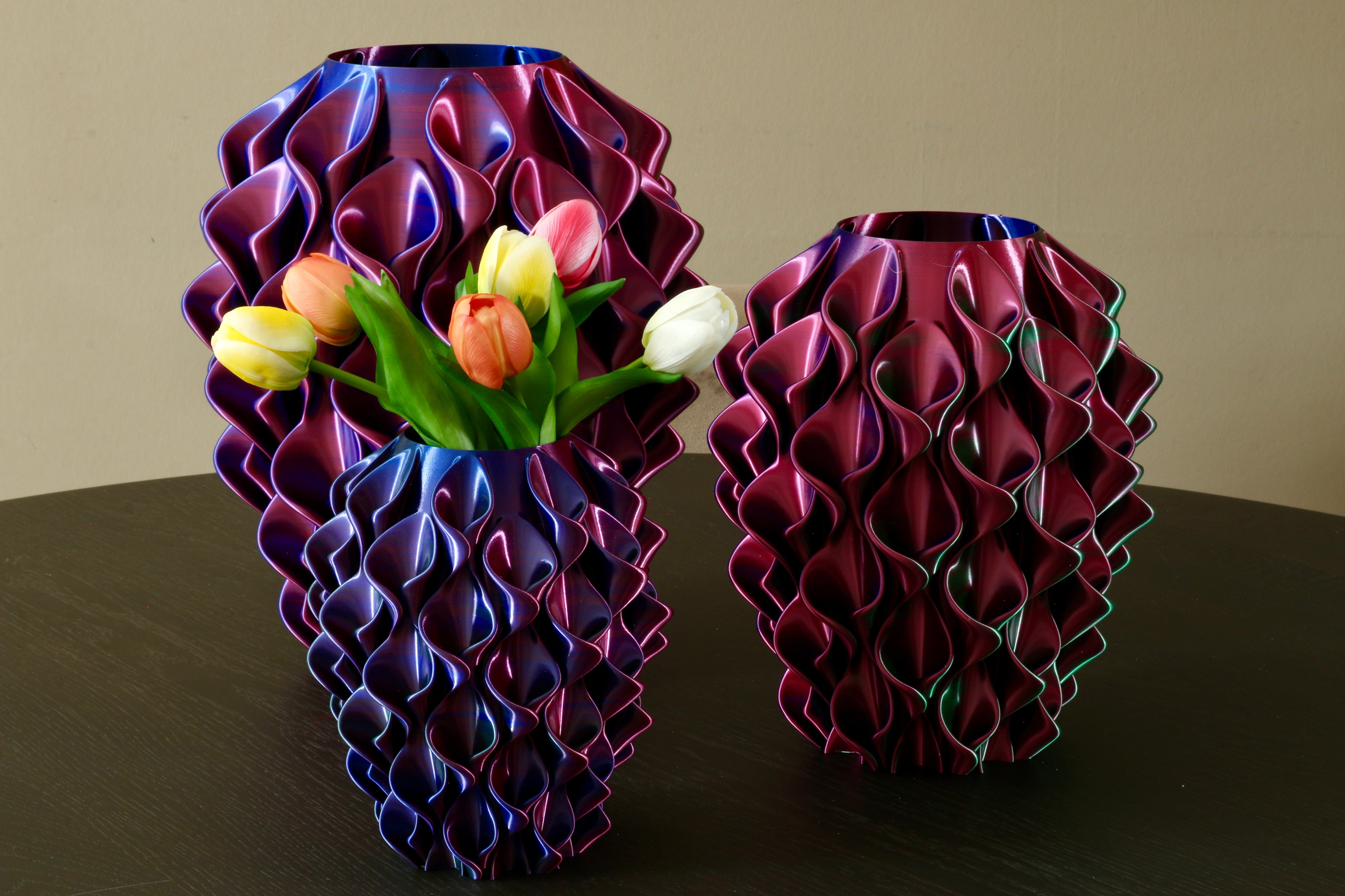Twee coral vazen in paars-rood-groen kleurverloop met verse tulpen – 3D-geprinte designvazen met coralpatroon en metallic afwerking van Studio VormVezel
