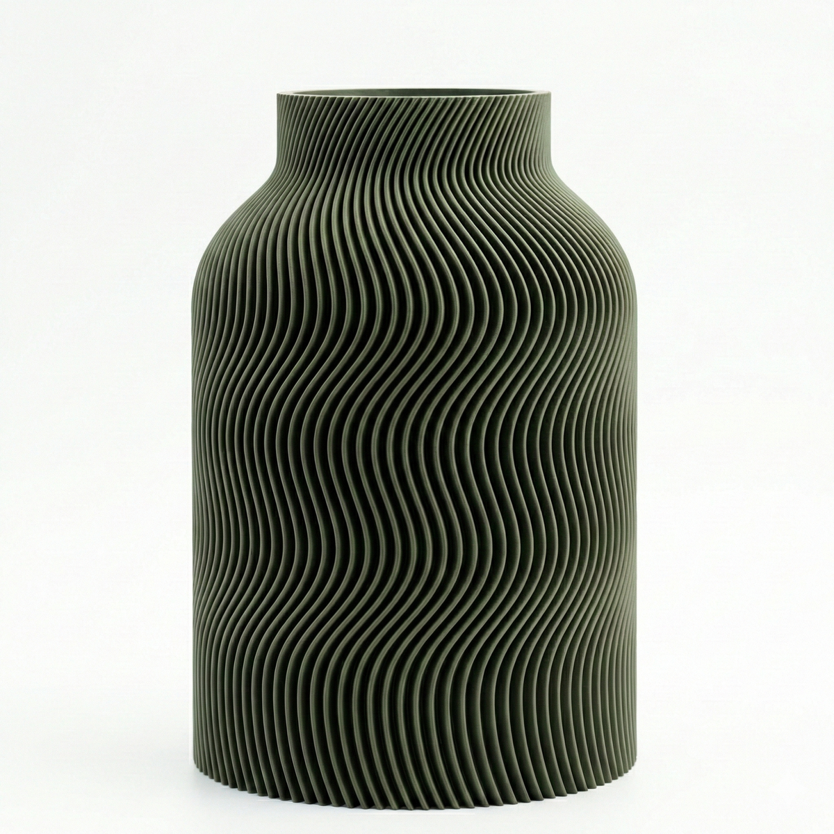 Wavy vaas in olijfgroen – 3D-geprinte designvaas met fijn golvend lijnenspel, geschikt voor verse bloemen van Studio VormVezel