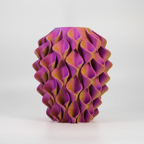Coral vaas in blauw, geel en paars matte kleuren – 3D-geprint designobject met golvend coralpatroon van Studio VormVezel