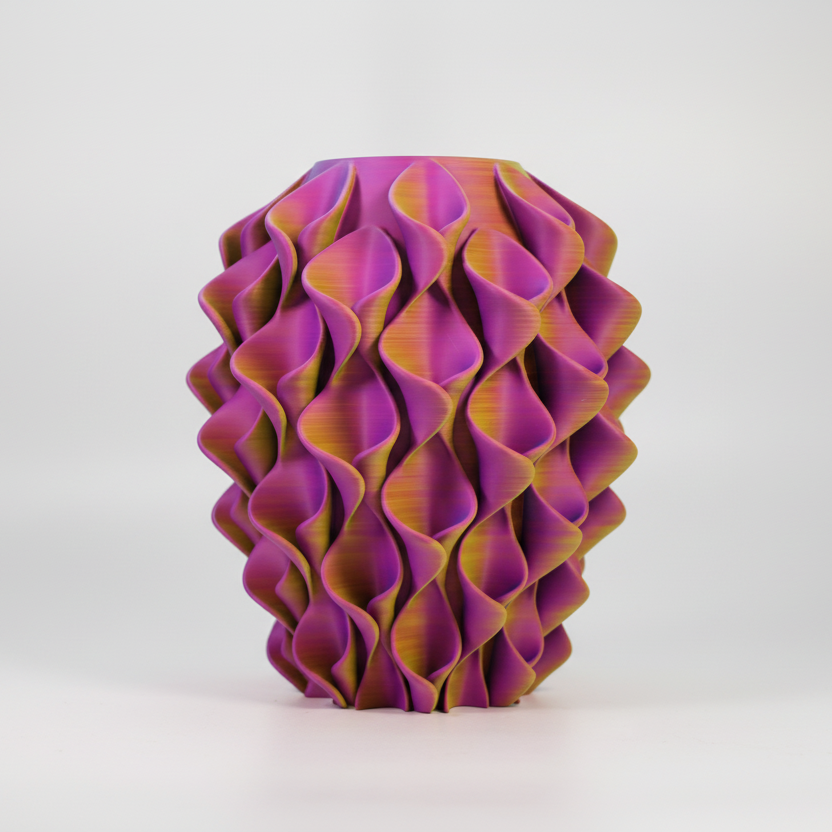 Coral vaas in blauw, geel en paars matte kleuren – 3D-geprint designobject met golvend coralpatroon van Studio VormVezel