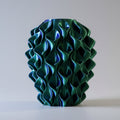 Coral vaas in groen, blauw en rood kleurverloop – 3D-geprint designobject met golvend coralpatroon en metallic kleurovergang van Studio VormVezel