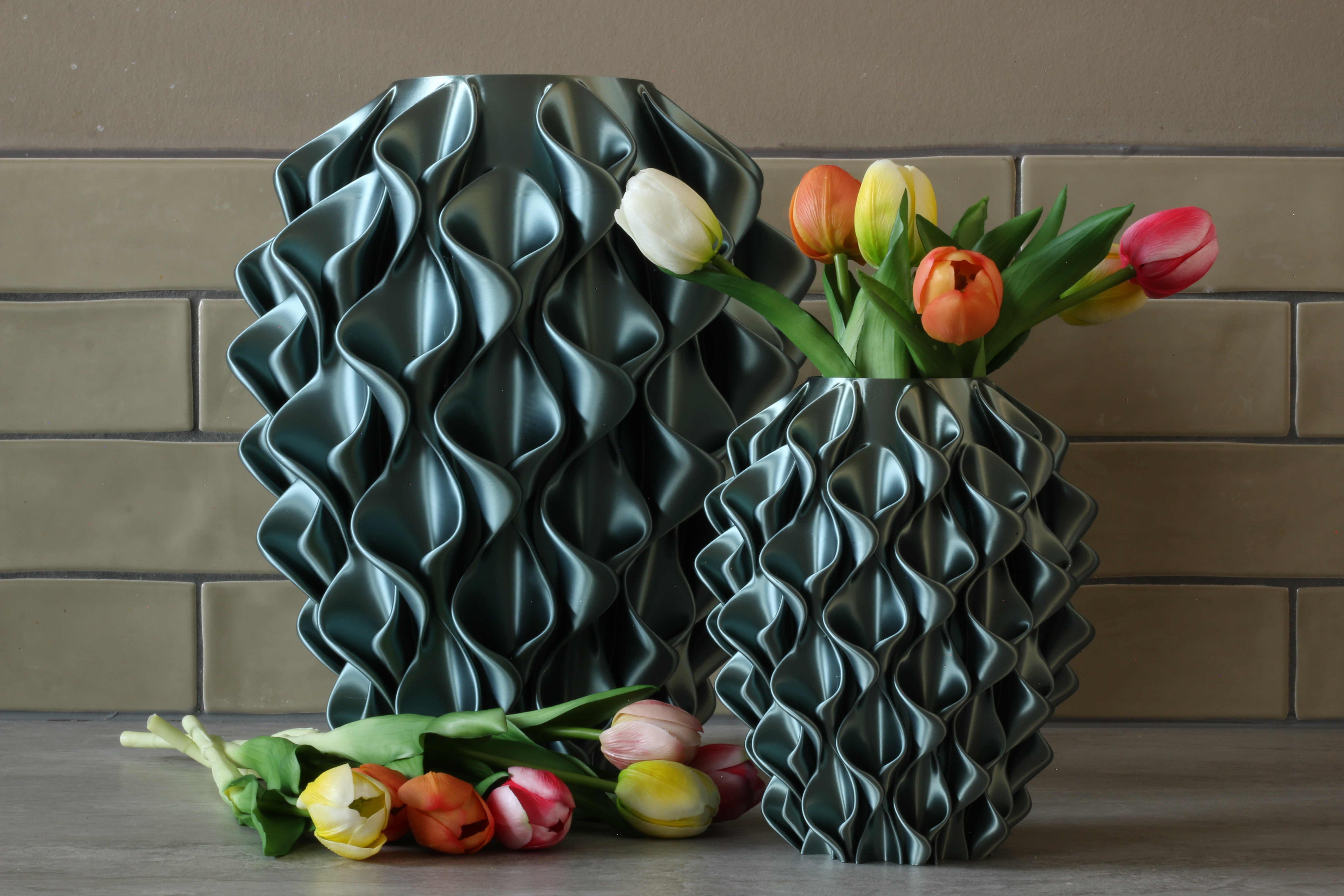 Twee donkergroene coral vazen met verse tulpen op een houten plank – 3D-geprinte designvazen van Studio VormVezel