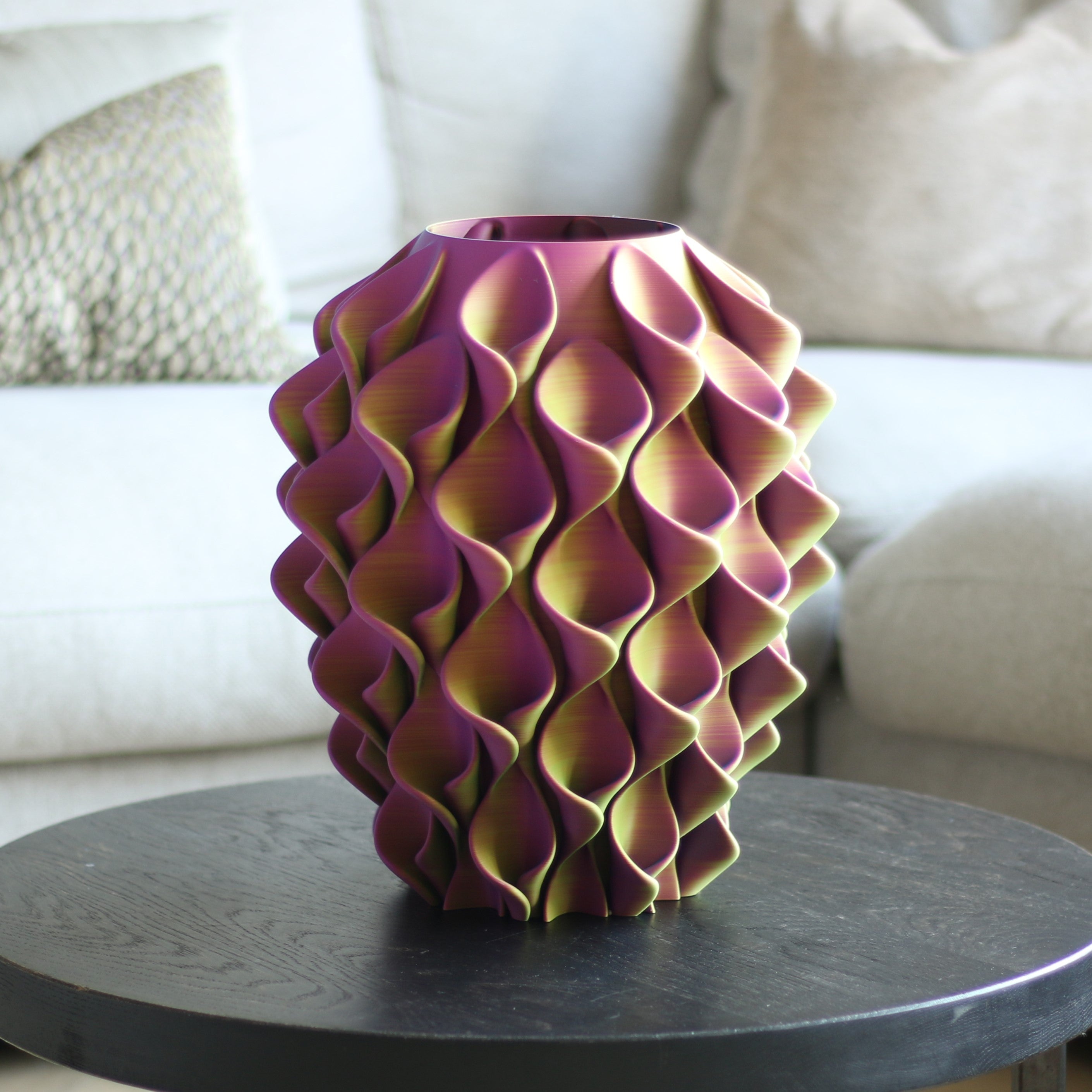 Paars-gele coral vaas op bijzettafel – close-up van 3D-geprint golvend coralpatroon van Studio VormVezel