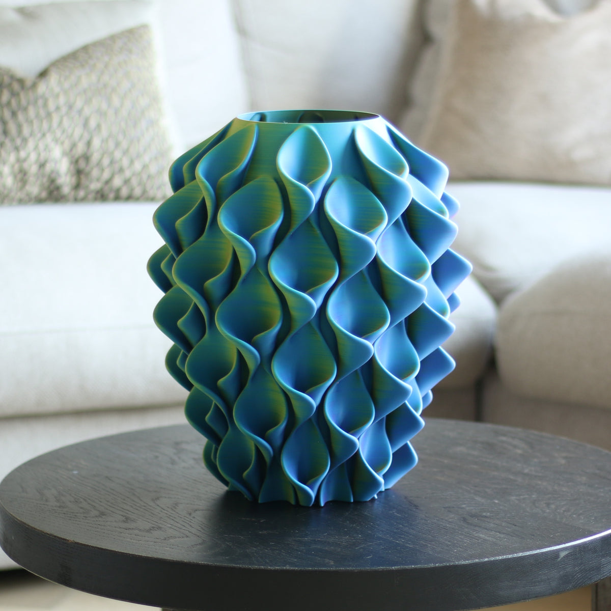 Blauw-groene coral vaas op bijzettafel – close-up van 3D-geprint coralpatroon met kleurverloop van Studio VormVezel