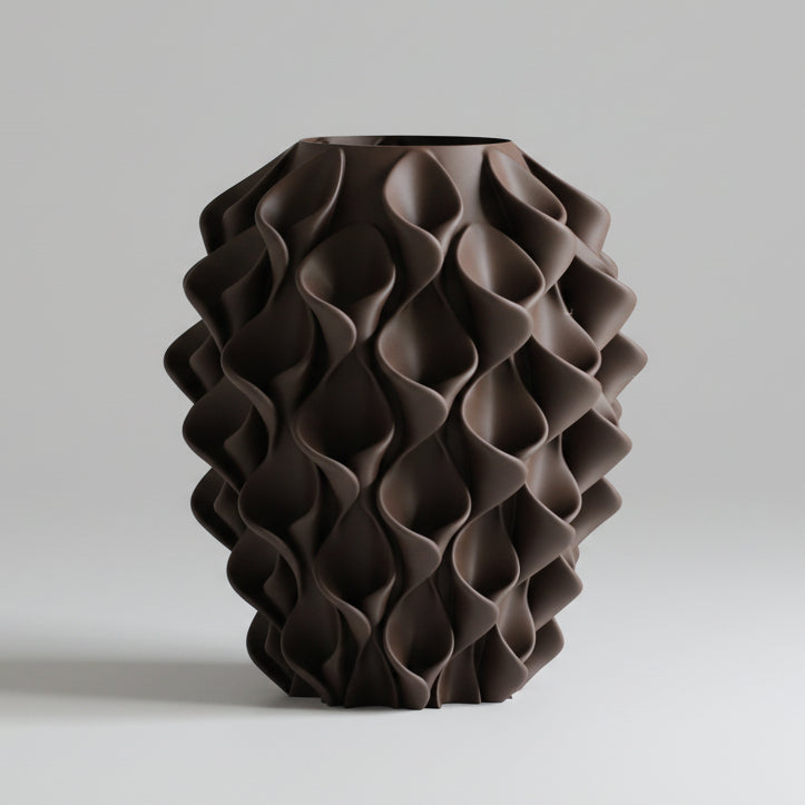 Coral vaas in chocoladebruin op lichtgrijze achtergrond – 3D-geprint designobject met golvend coralpatroon, gerecycled PLA kunststof van Studio VormVezel