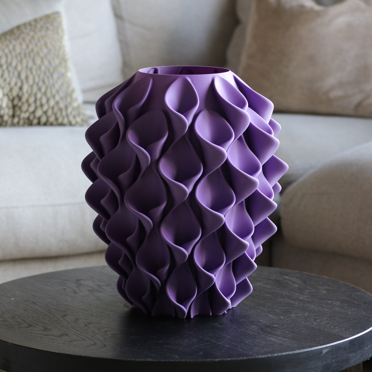 Lila coral vaas op een donkere bijzettafel in een woonkamer – 3D-geprinte designvaas met coralpatroon van Studio VormVezel