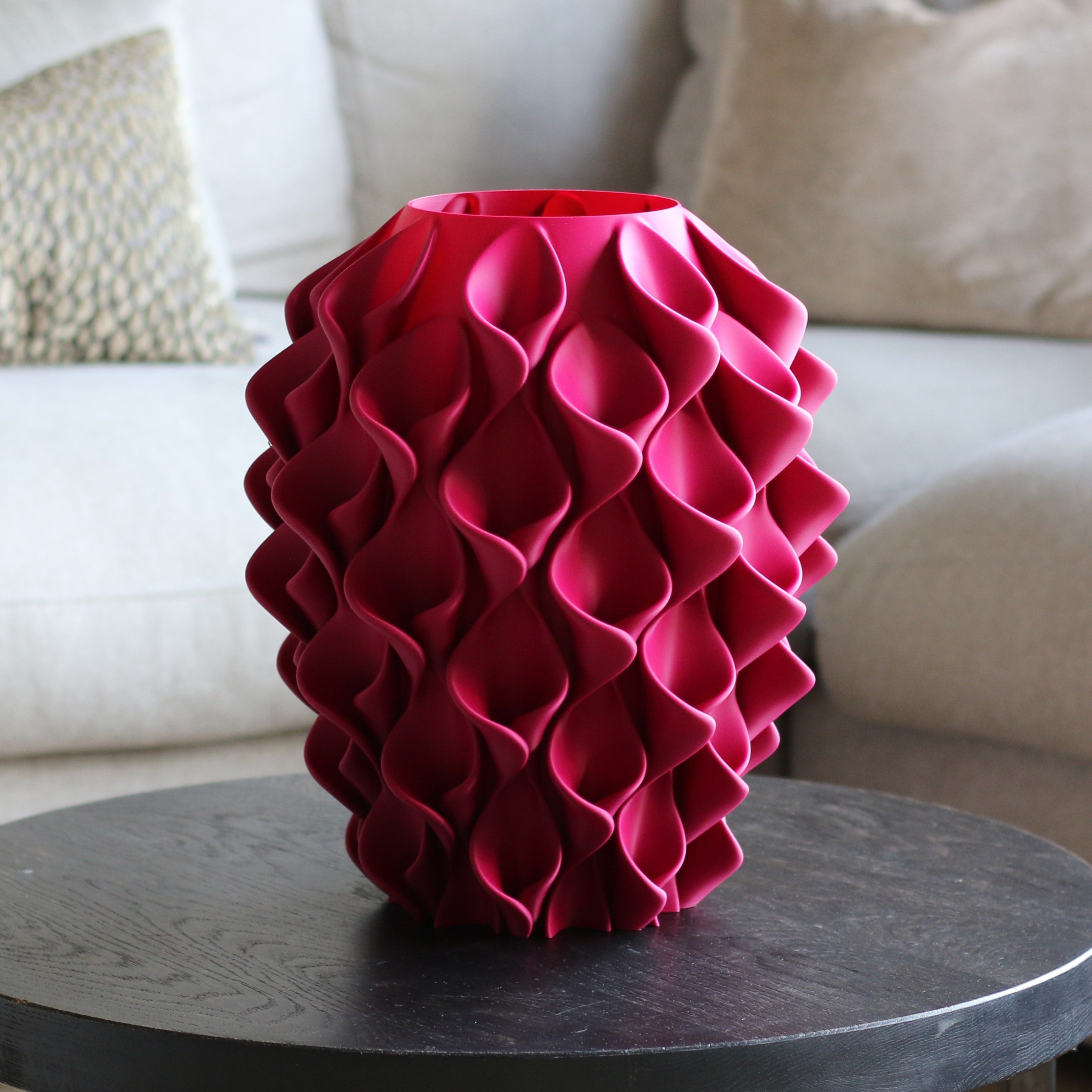 Pruimrode coral vaas op bijzettafel in woonkamer – 3D-geprinte designvaas van Studio VormVezel