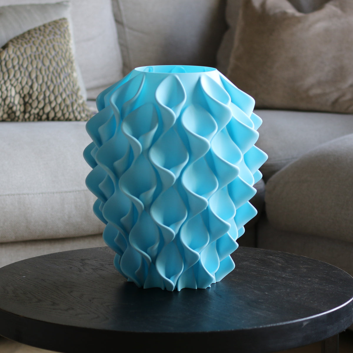 Mint groene coral vaas op een donkere bijzettafel in een woonkamer – 3D-geprinte designvaas met coralpatroon van Studio VormVezel