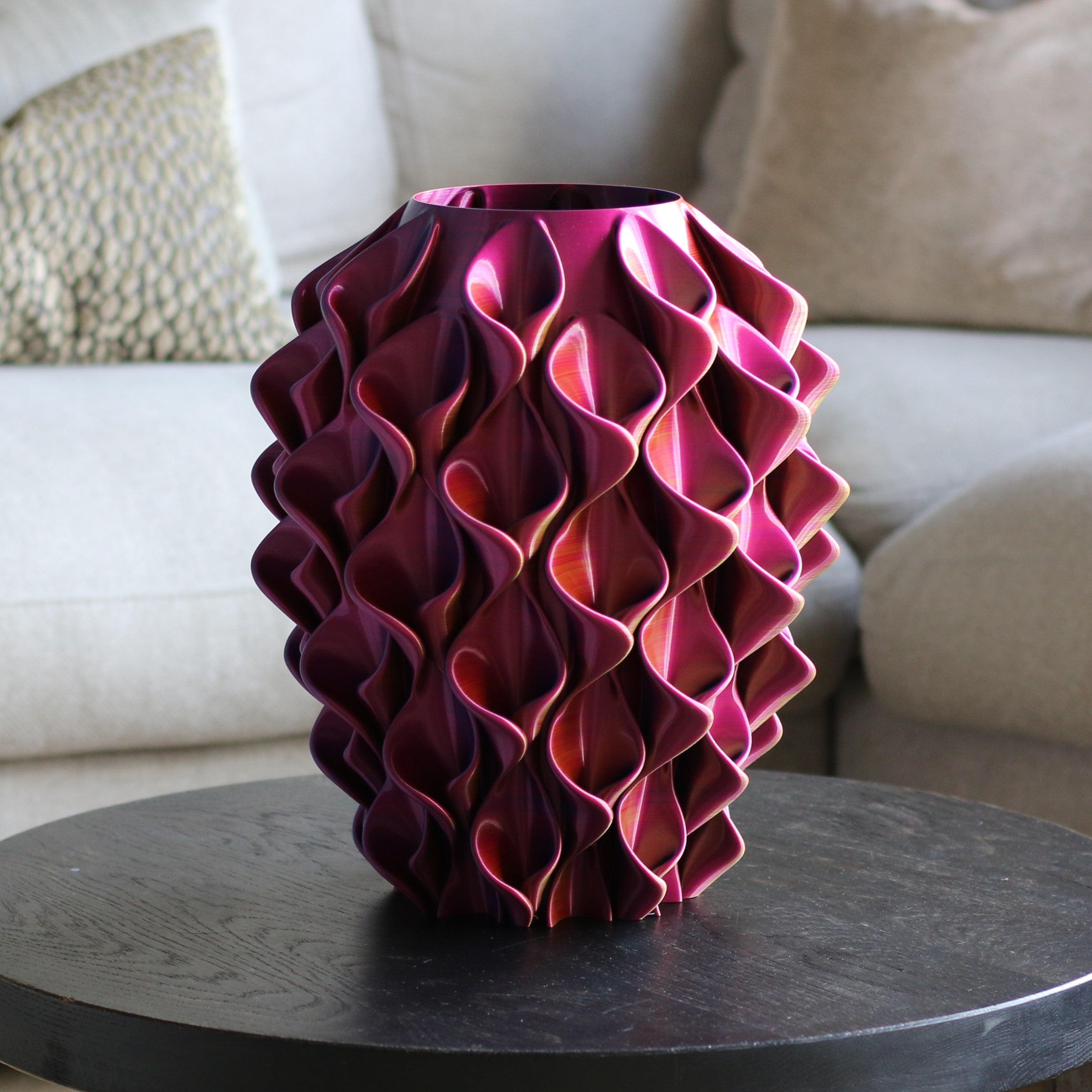 Coral vaas in paars-rood kleurverloop op een donkere bijzettafel in een woonkamer – 3D-geprinte designvaas met coralpatroon van Studio VormVezel