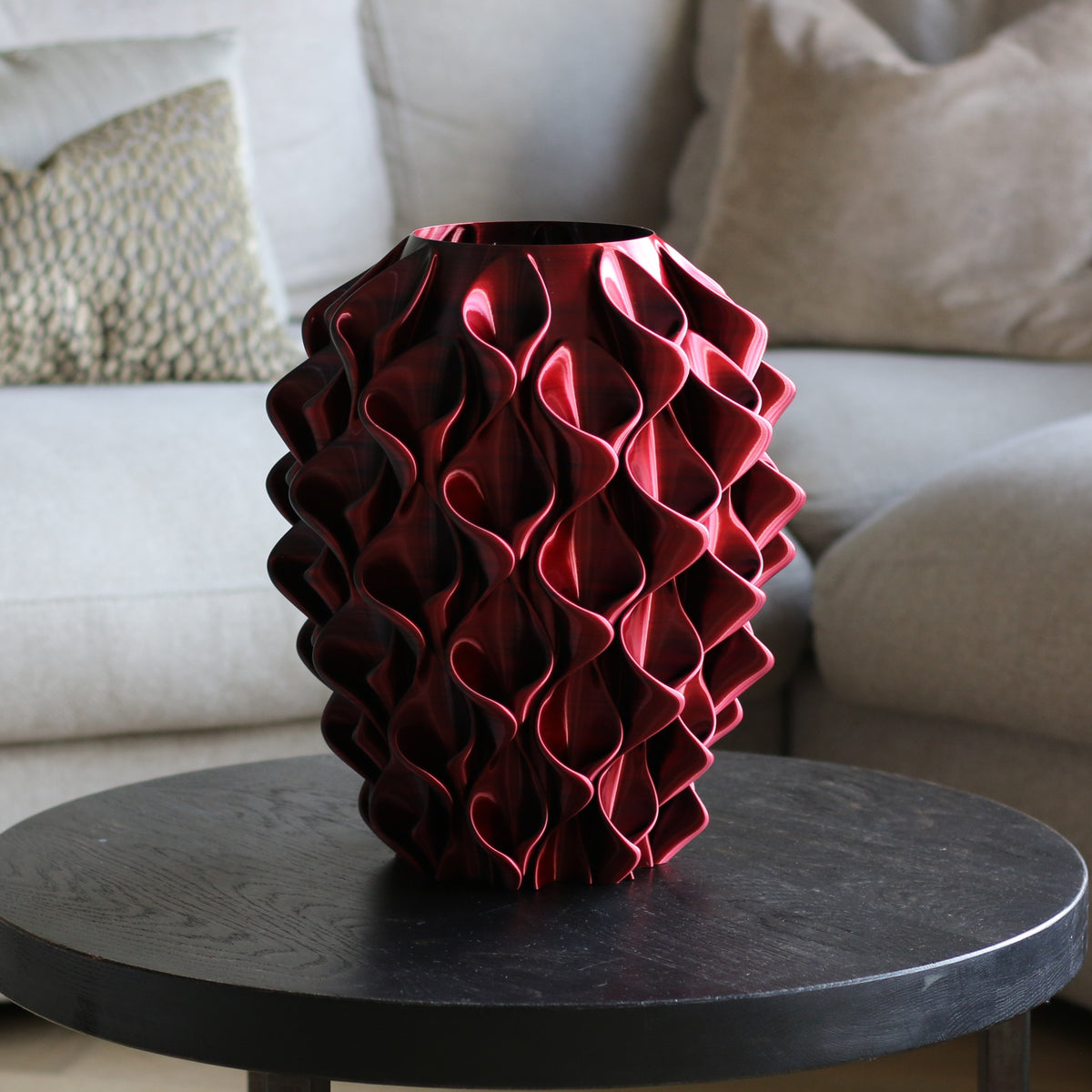 Donkerrode coral vaas op bijzettafel in woonkamer – 3D-geprinte designvaas van Studio VormVezel