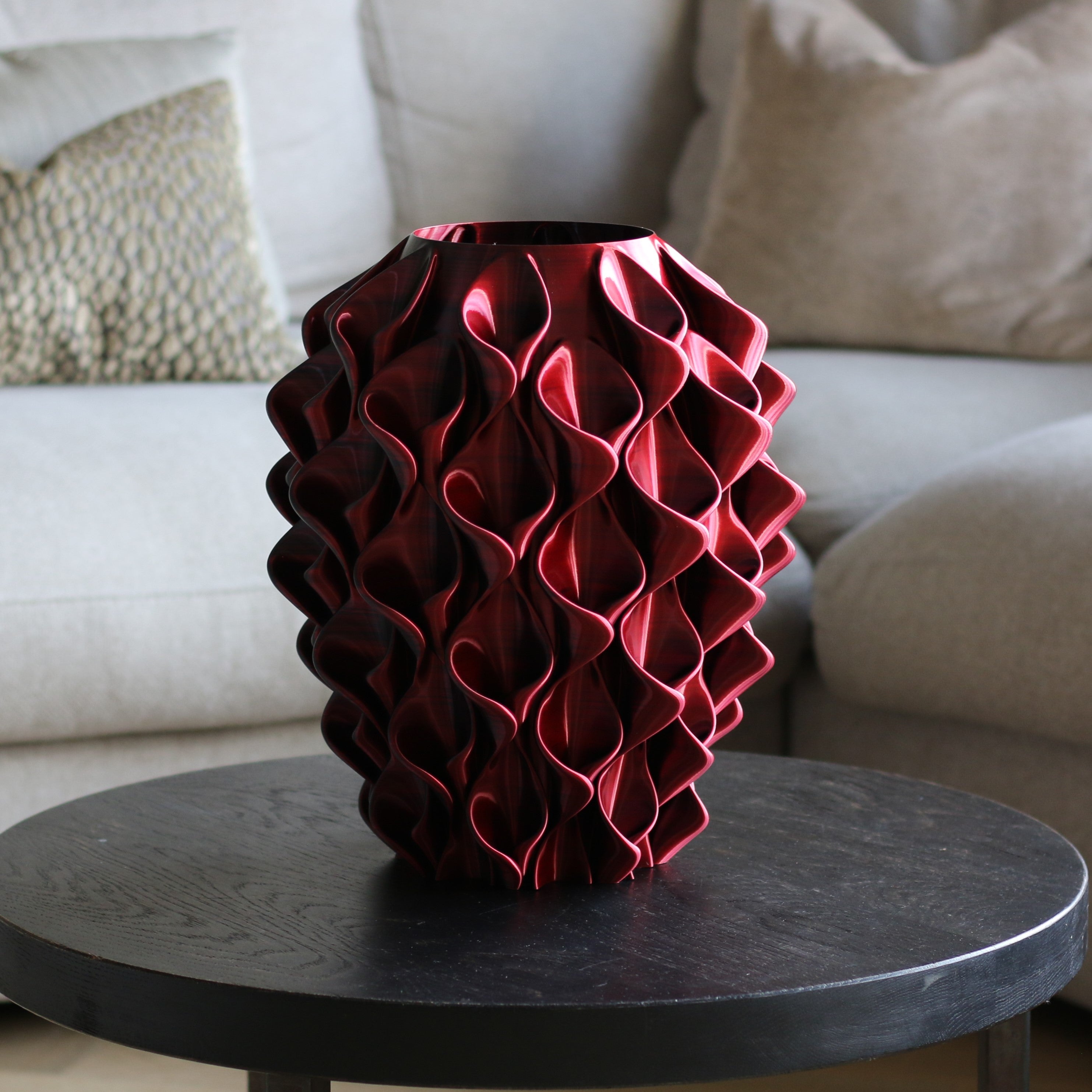 Donkerrode coral vaas op bijzettafel in woonkamer – 3D-geprinte designvaas van Studio VormVezel