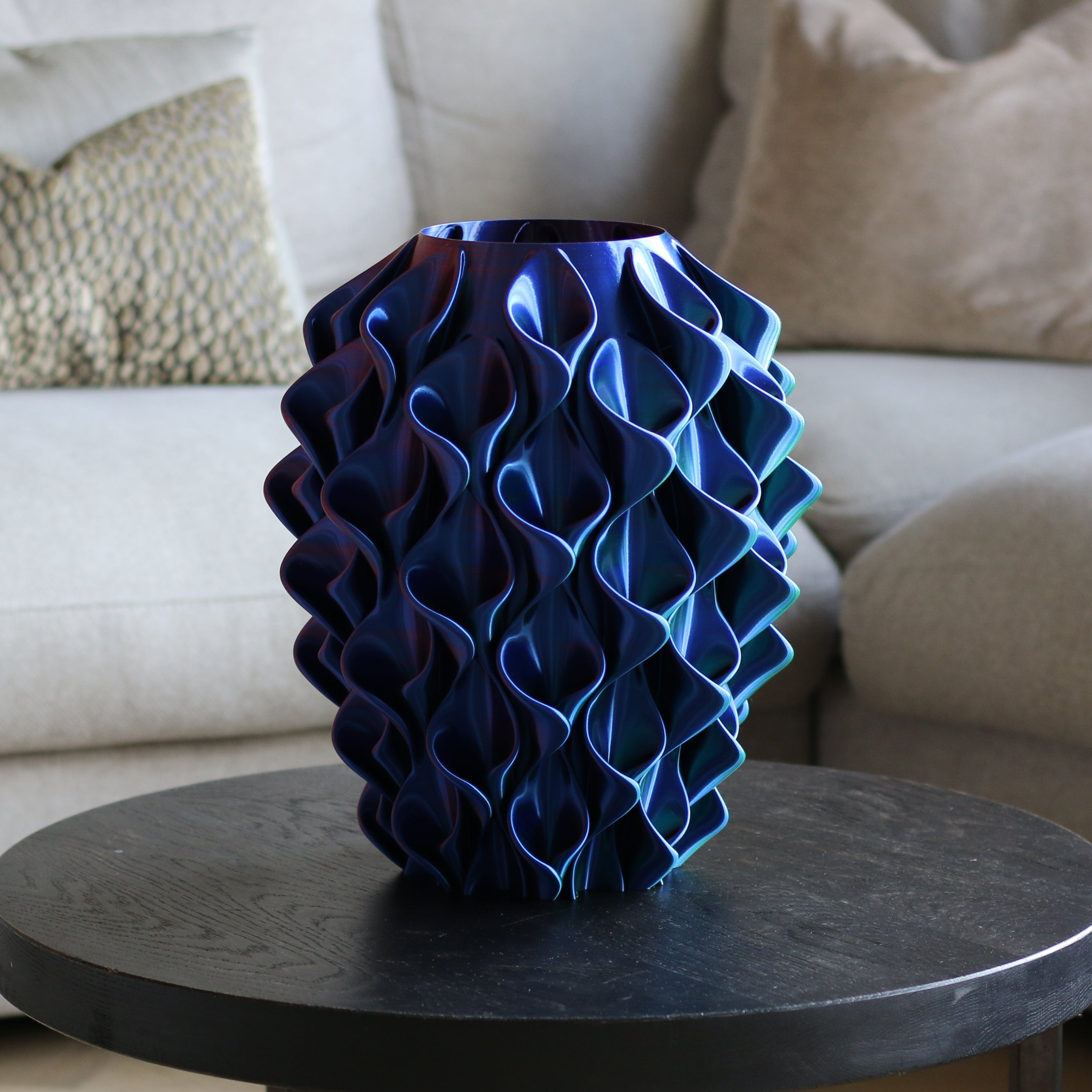 Coral vaas in donkerblauw-paars kleurverloop op een donkere bijzettafel – 3D-geprinte designvaas met coralpatroon en metallic glans van Studio VormVezel